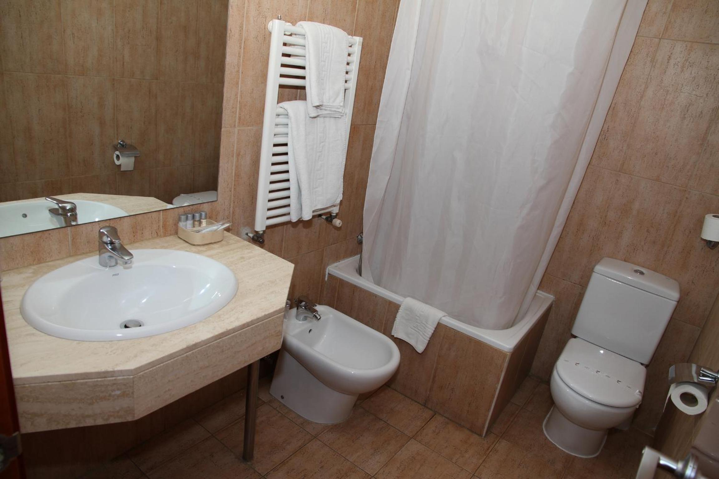 Double or Twin Room - Photo 5