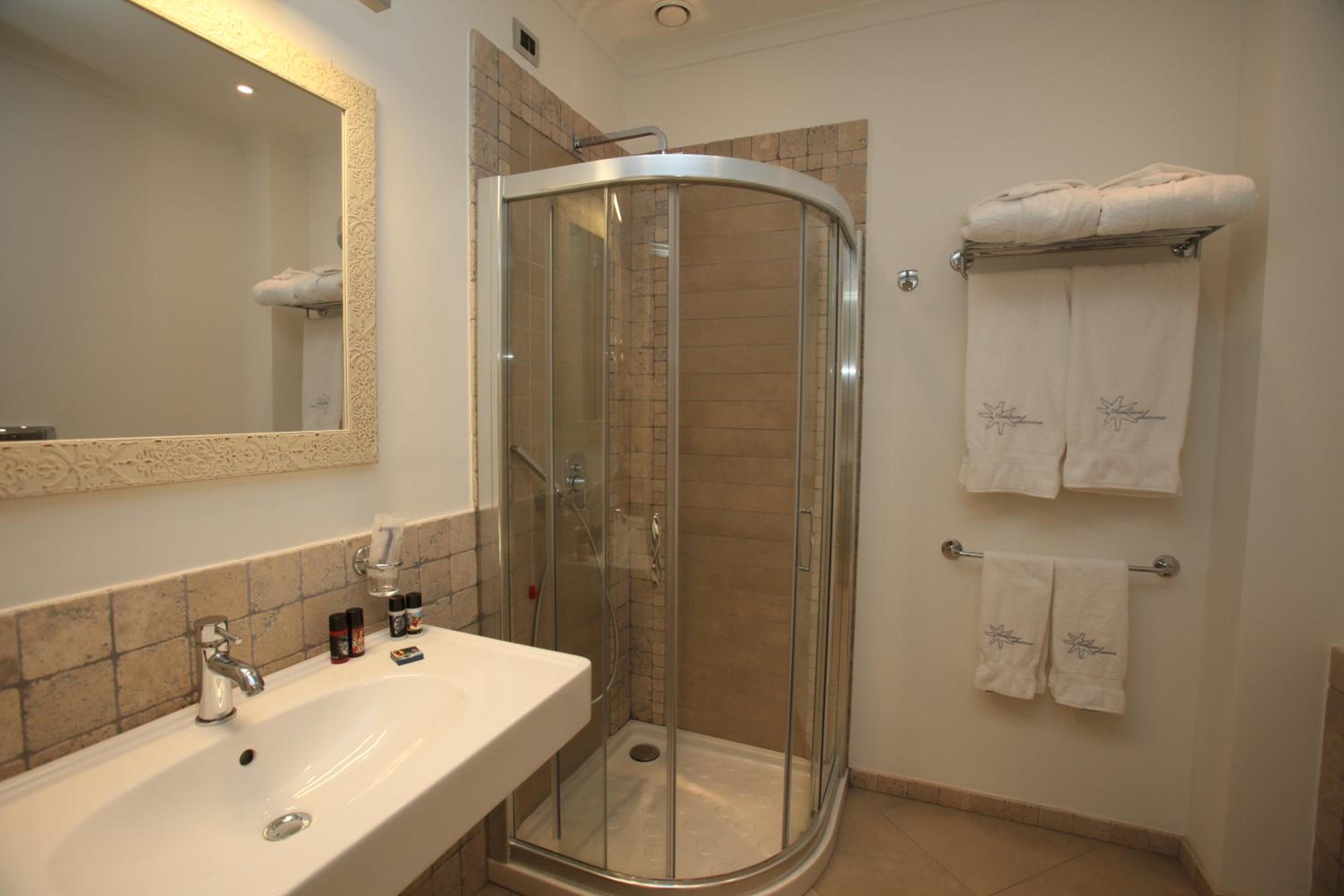 Classic Triple Room with Sea View - Photo 3