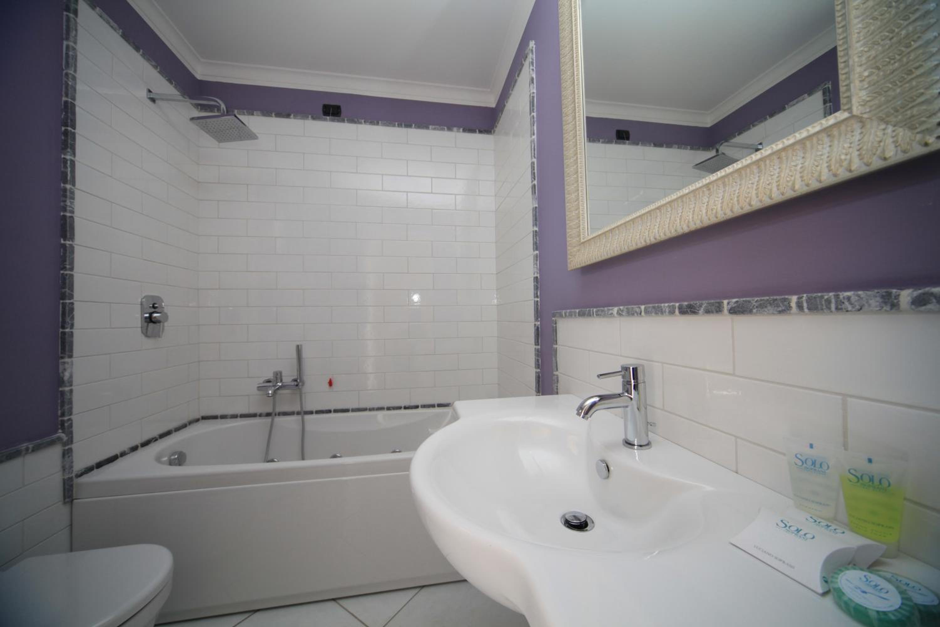 Classic Triple Room with Sea View - Photo 4