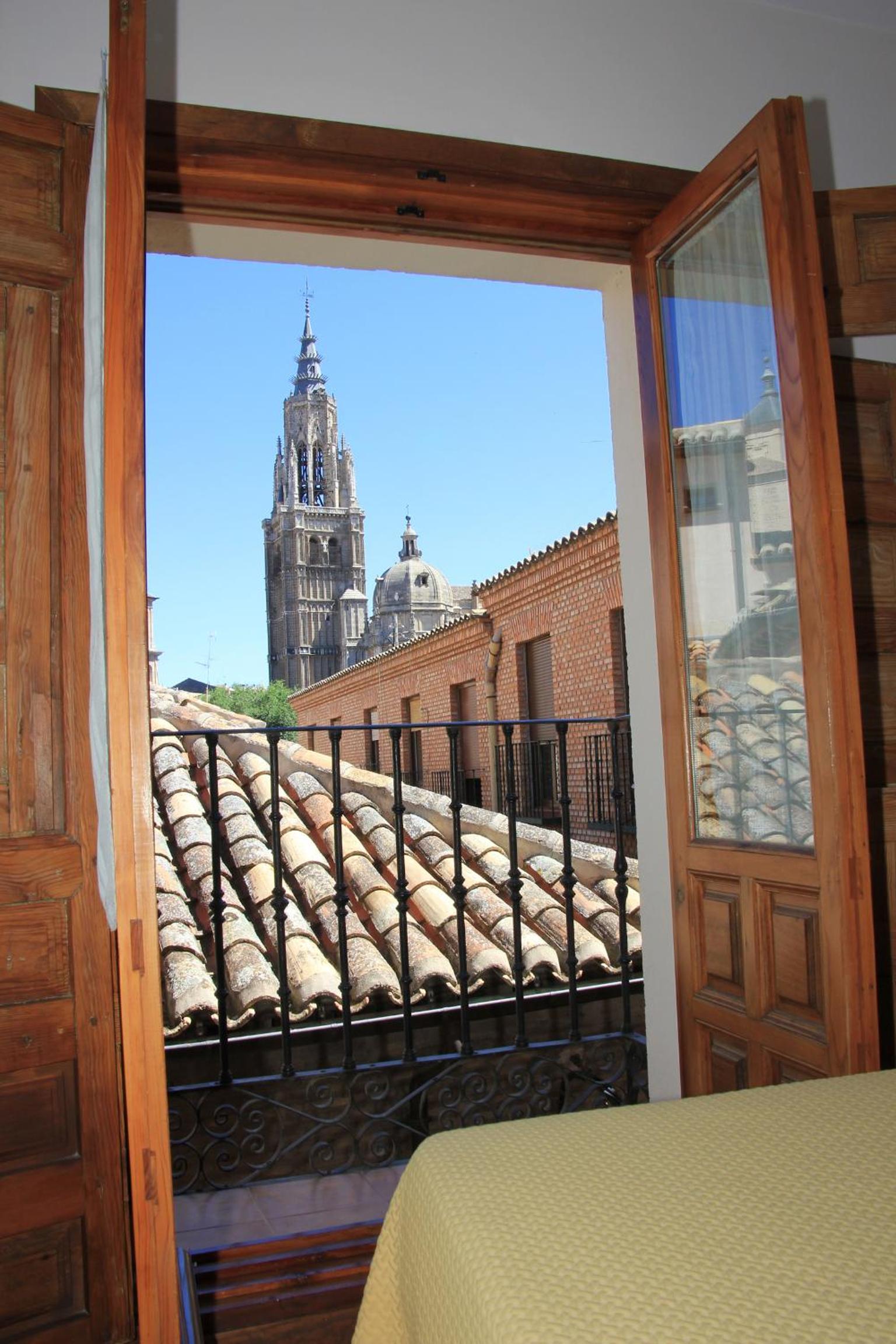 Superior Twin Room with Cathedral View - Photo 7