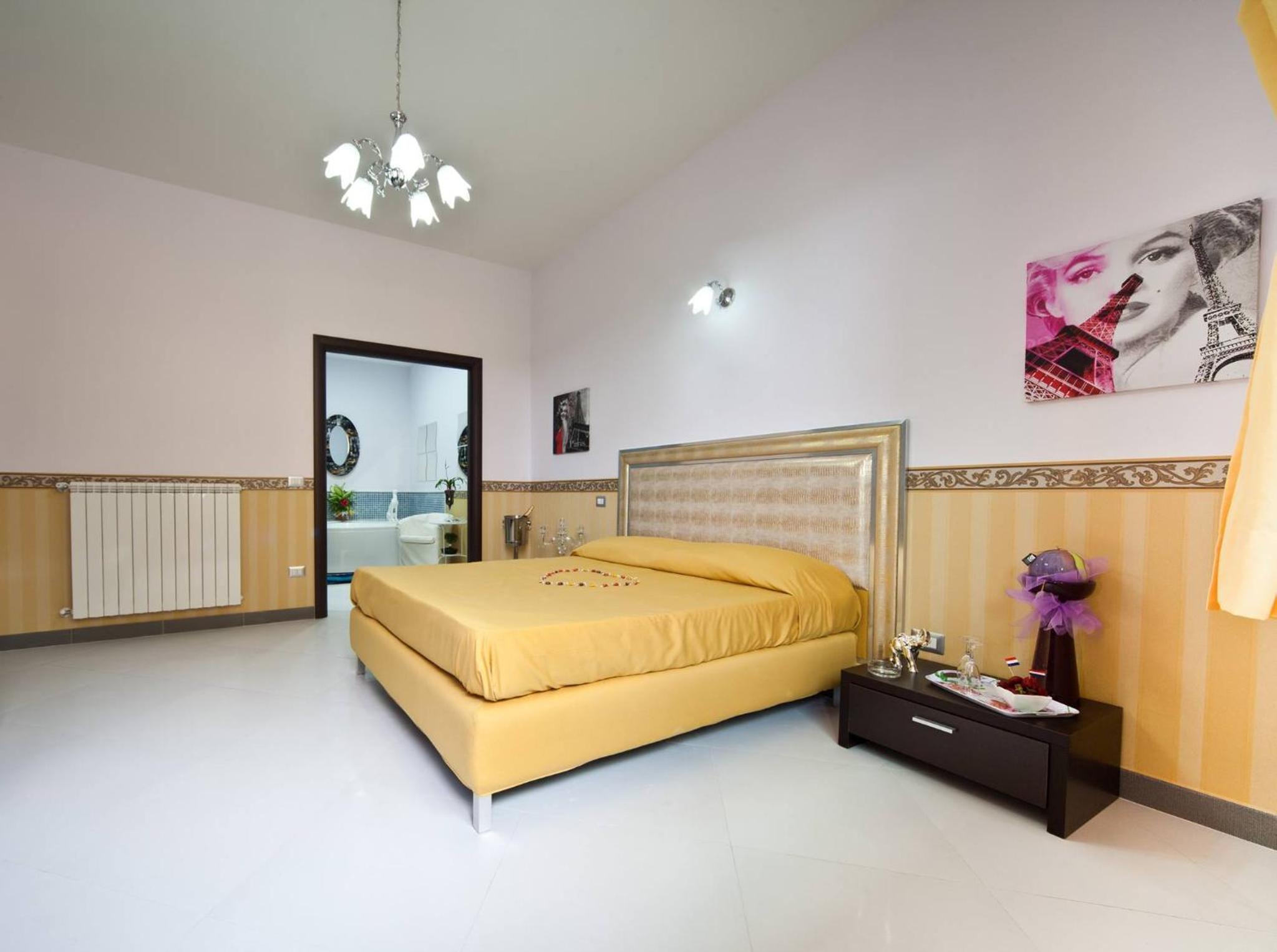 Suite with Spa Bath - Photo 1