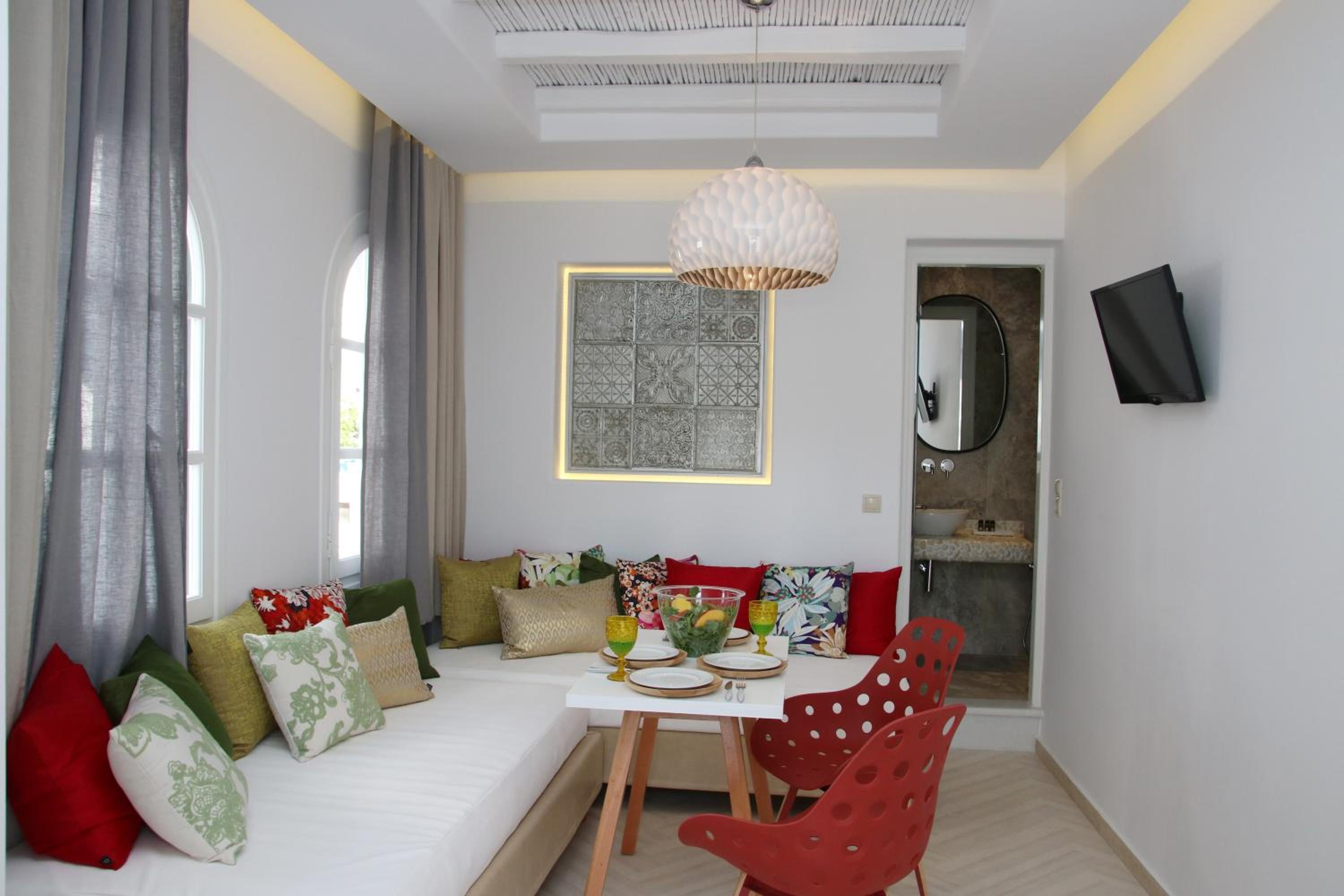 Grand 2 Roomed Suite 2-4 people with outdoor hot tub and sea view