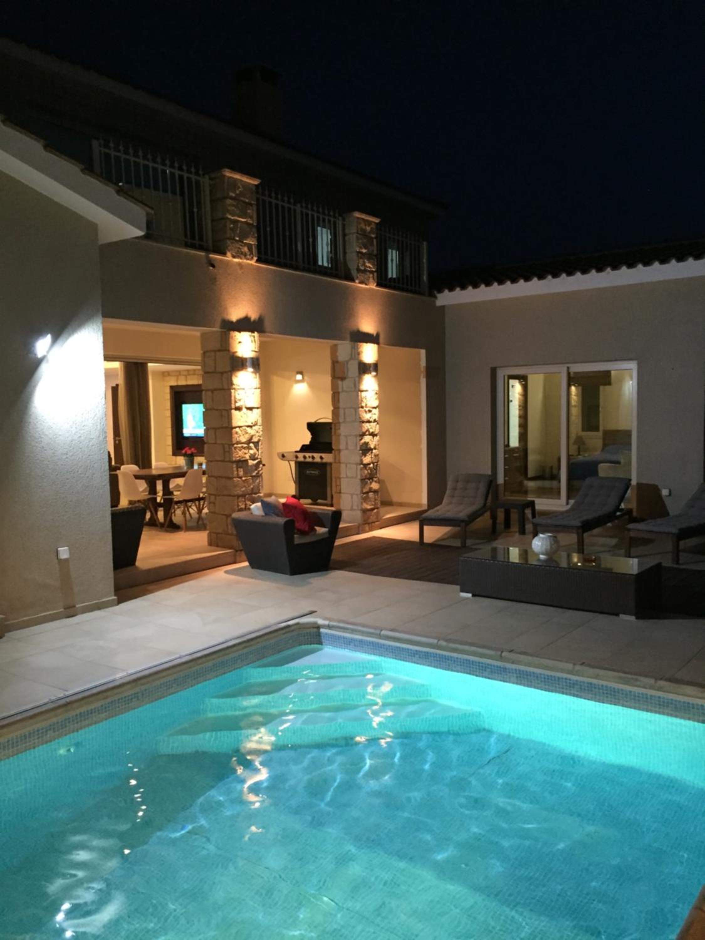 Sechszimmer-Villa mit Privatpool