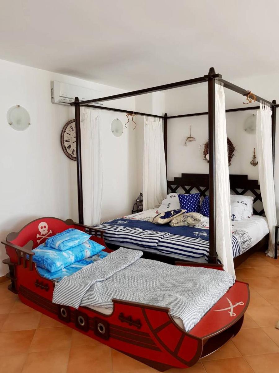 One-Bedroom Apartment with Sea View photo 2
