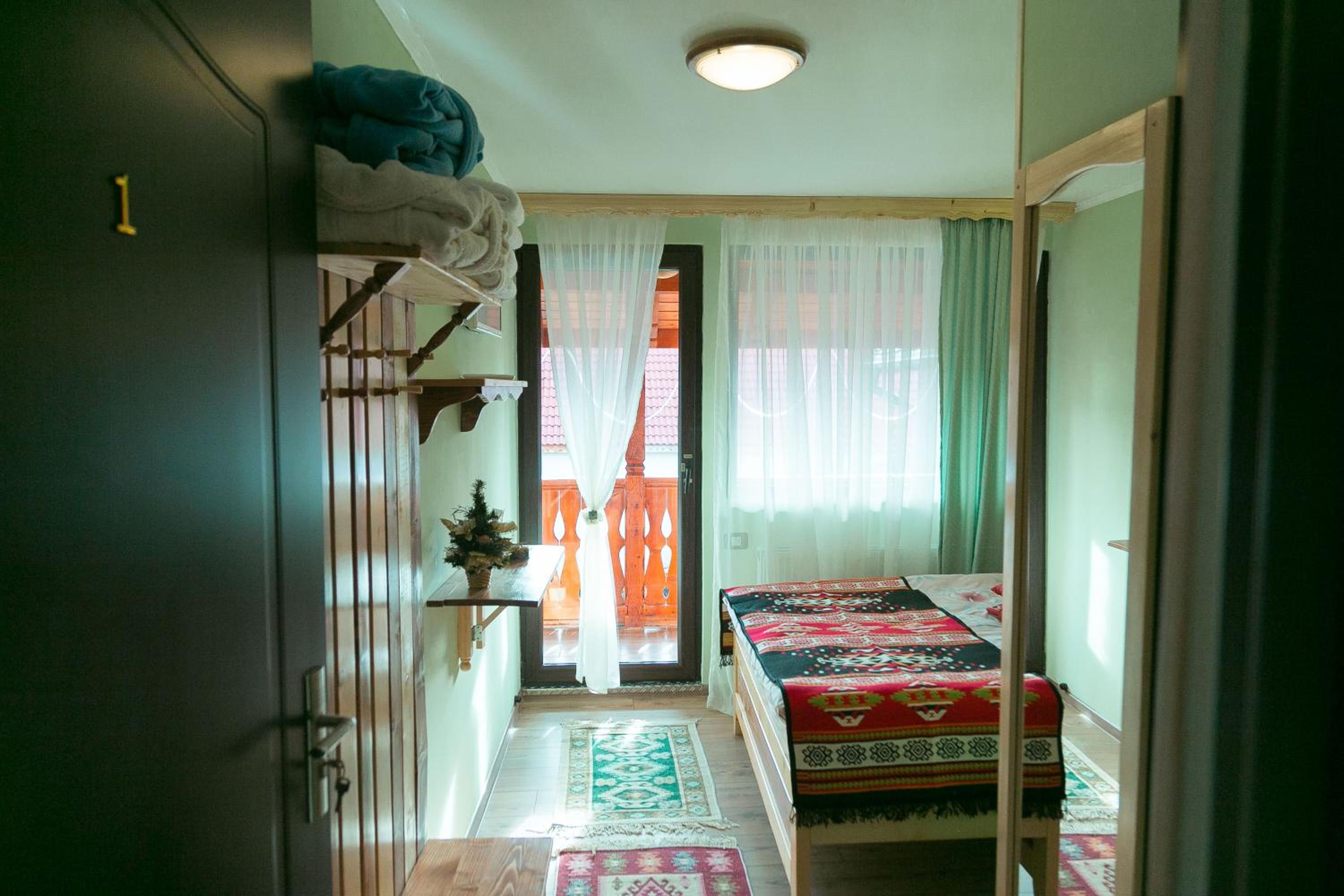 Double Room with Private Bathroom - Photo 3