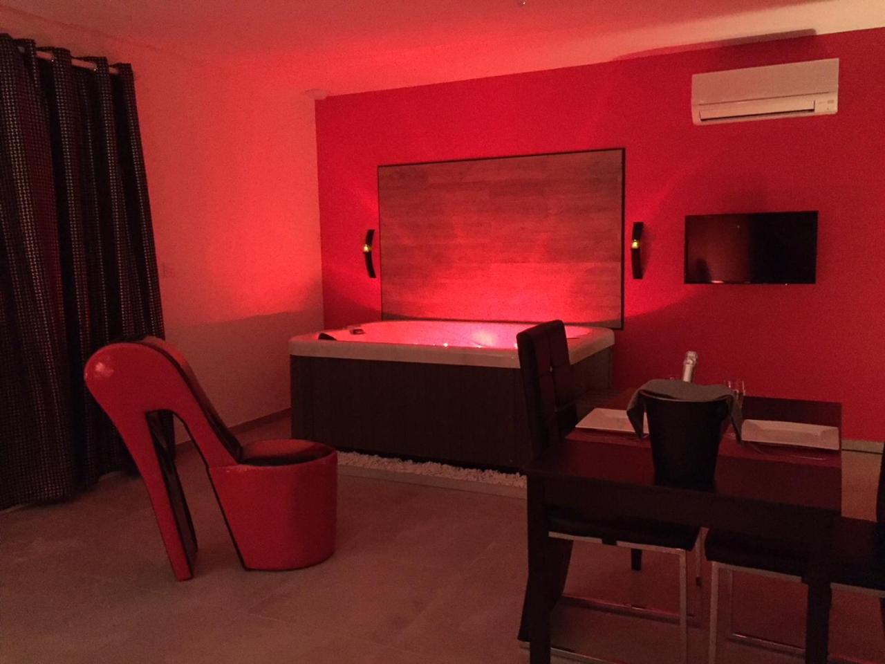 Suite with Hot Tub photo 2
