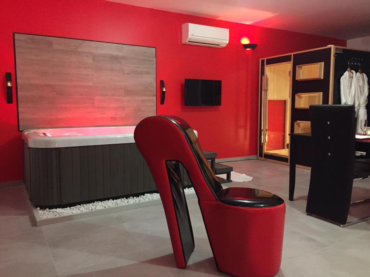 Suite with Hot Tub photo 1