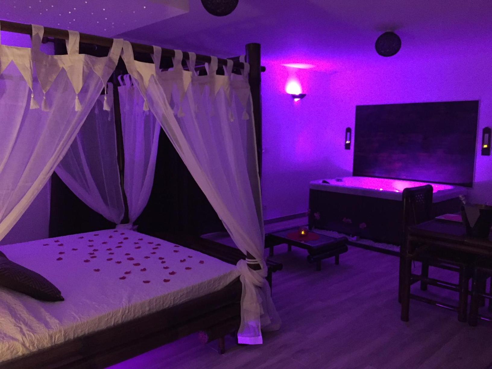 Suite with Hot Tub photo 2
