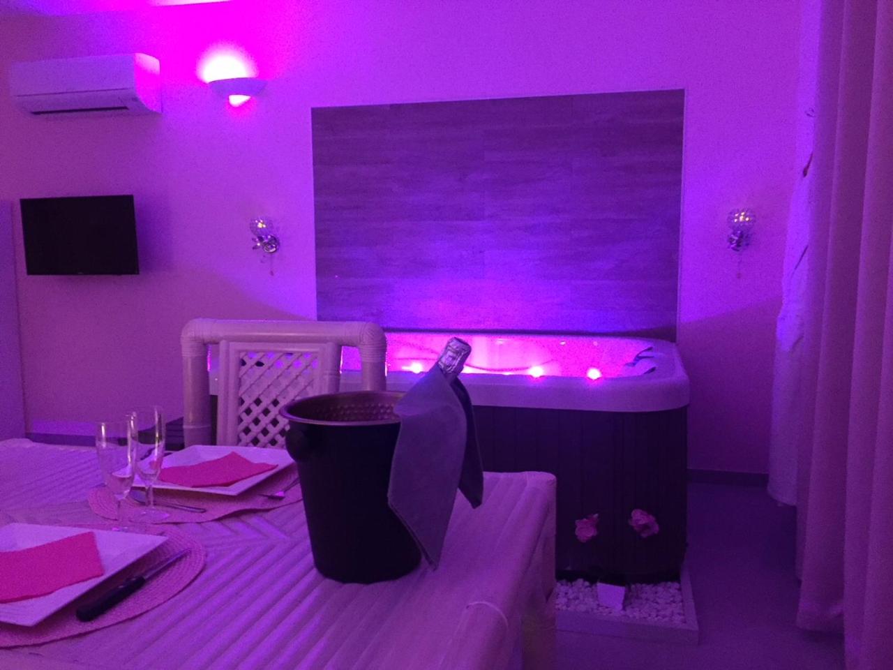 Suite with Hot Tub photo 2