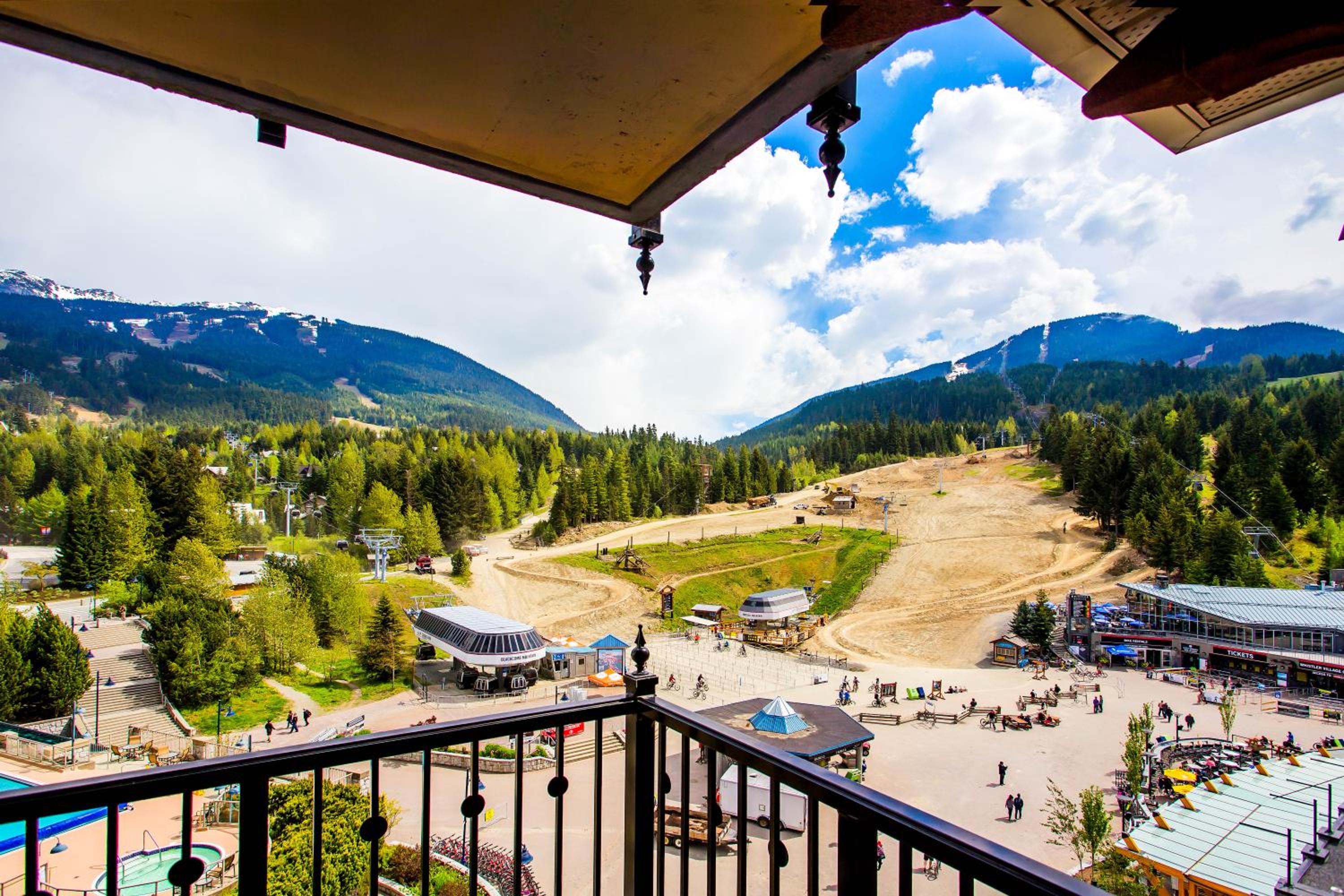 One-Bedroom Suite with Mountain View - Photo 2