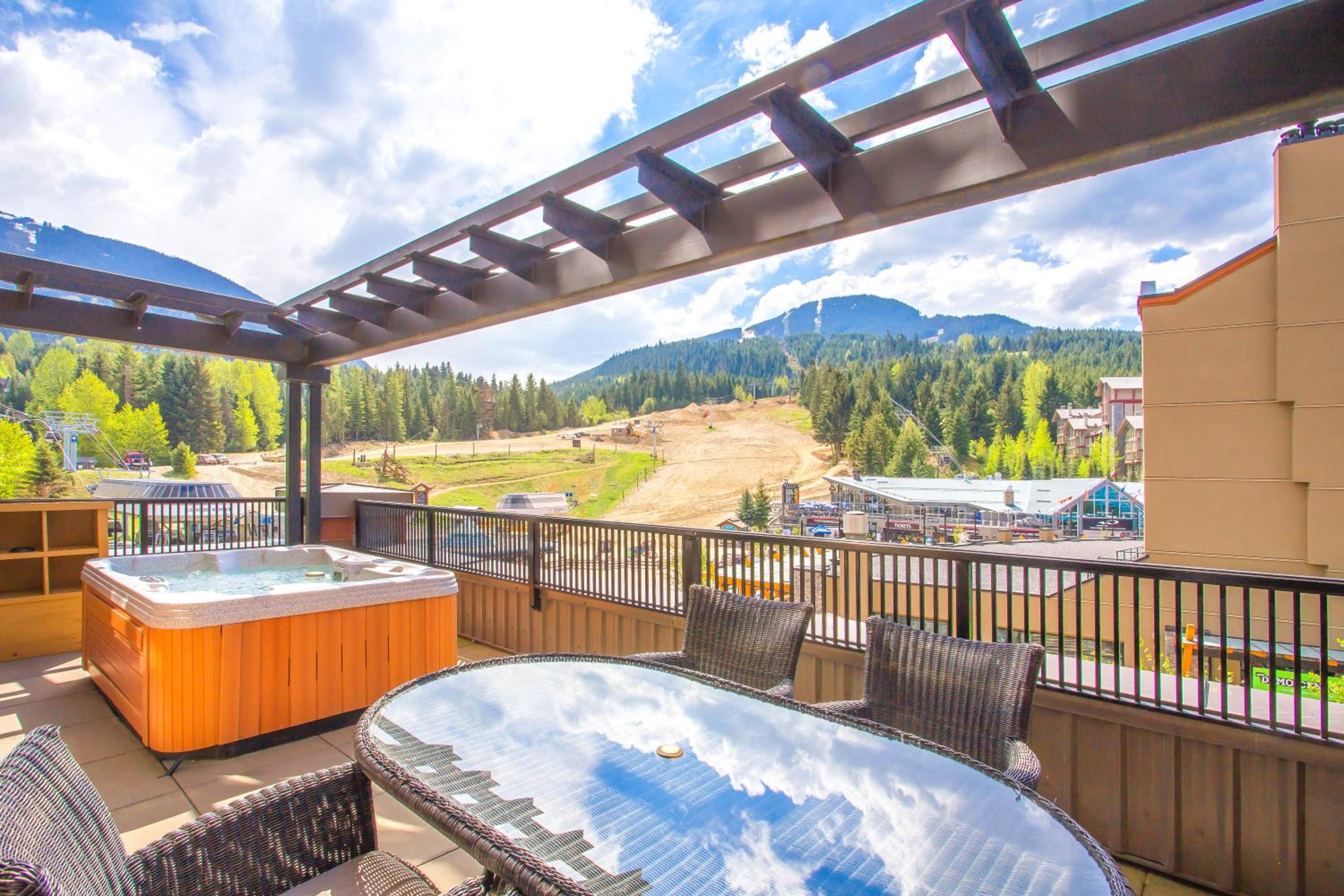 One-Bedroom Suite with Hot Tub - Photo 4
