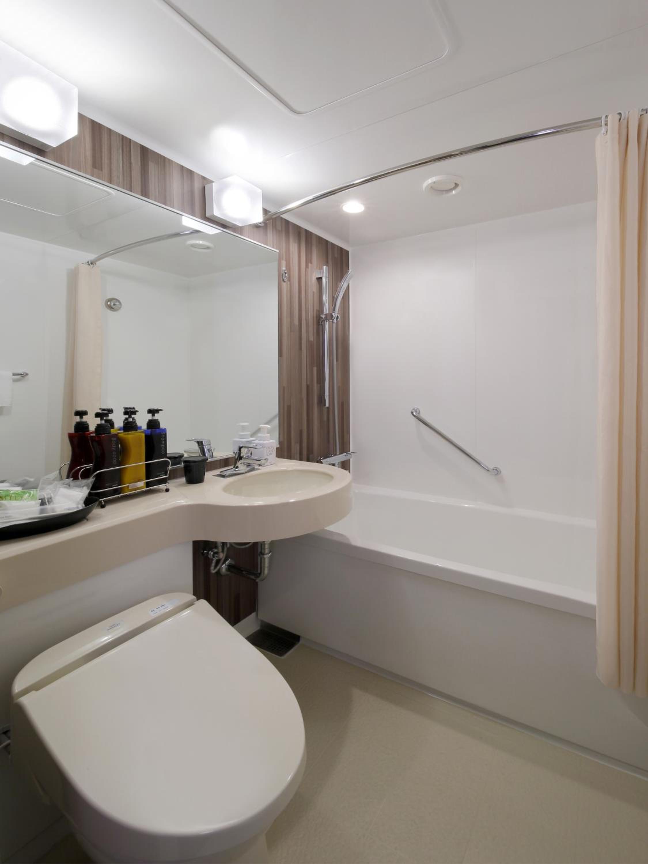 Standard Corner Double Room - Non-Smoking - Main Tower photo 3