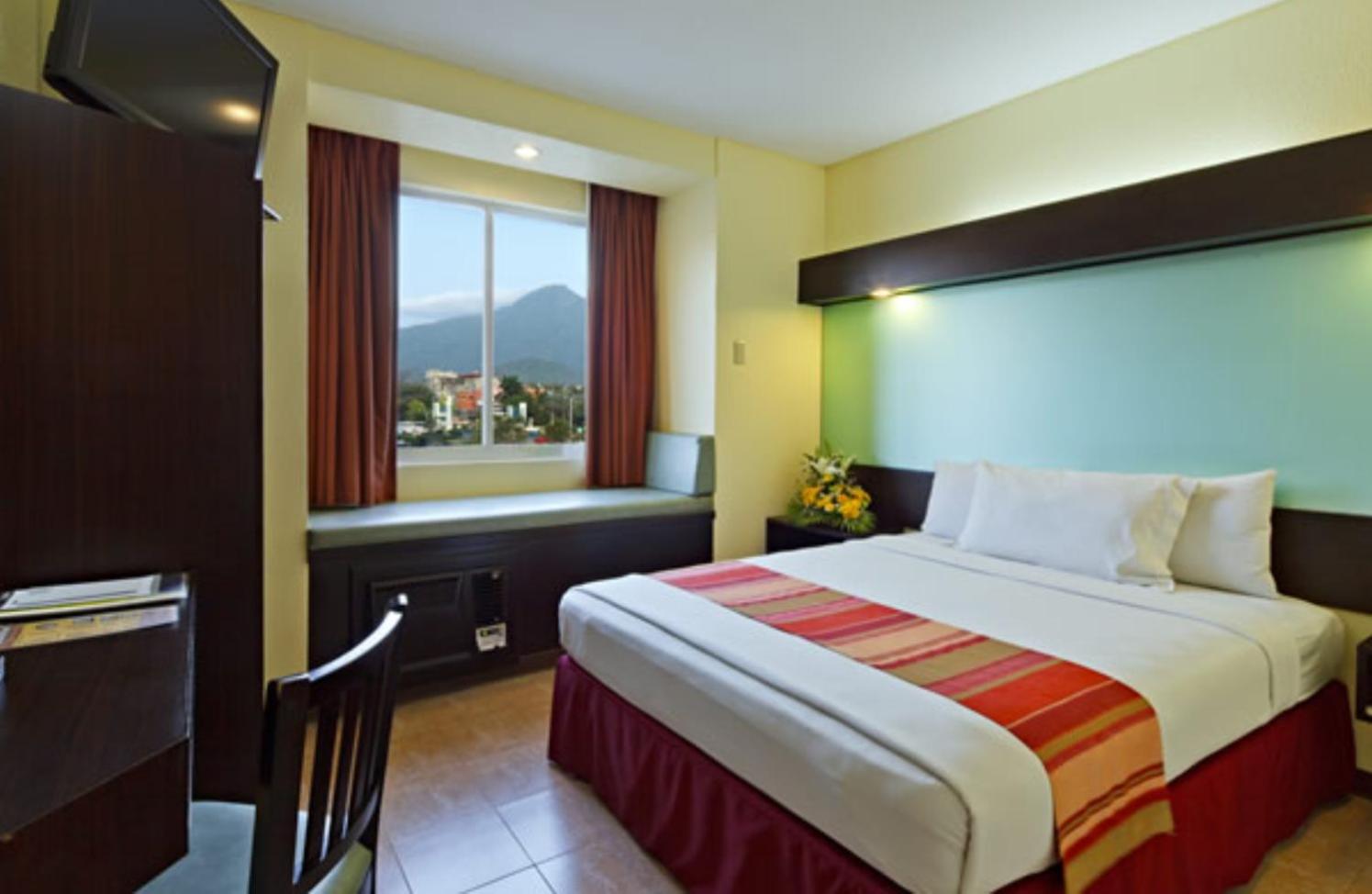 1 Queen Bed Room - Photo 10