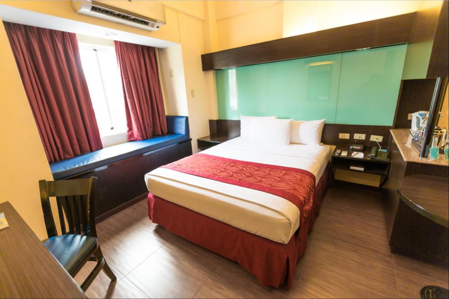 1 Queen Bed Room - Photo 9