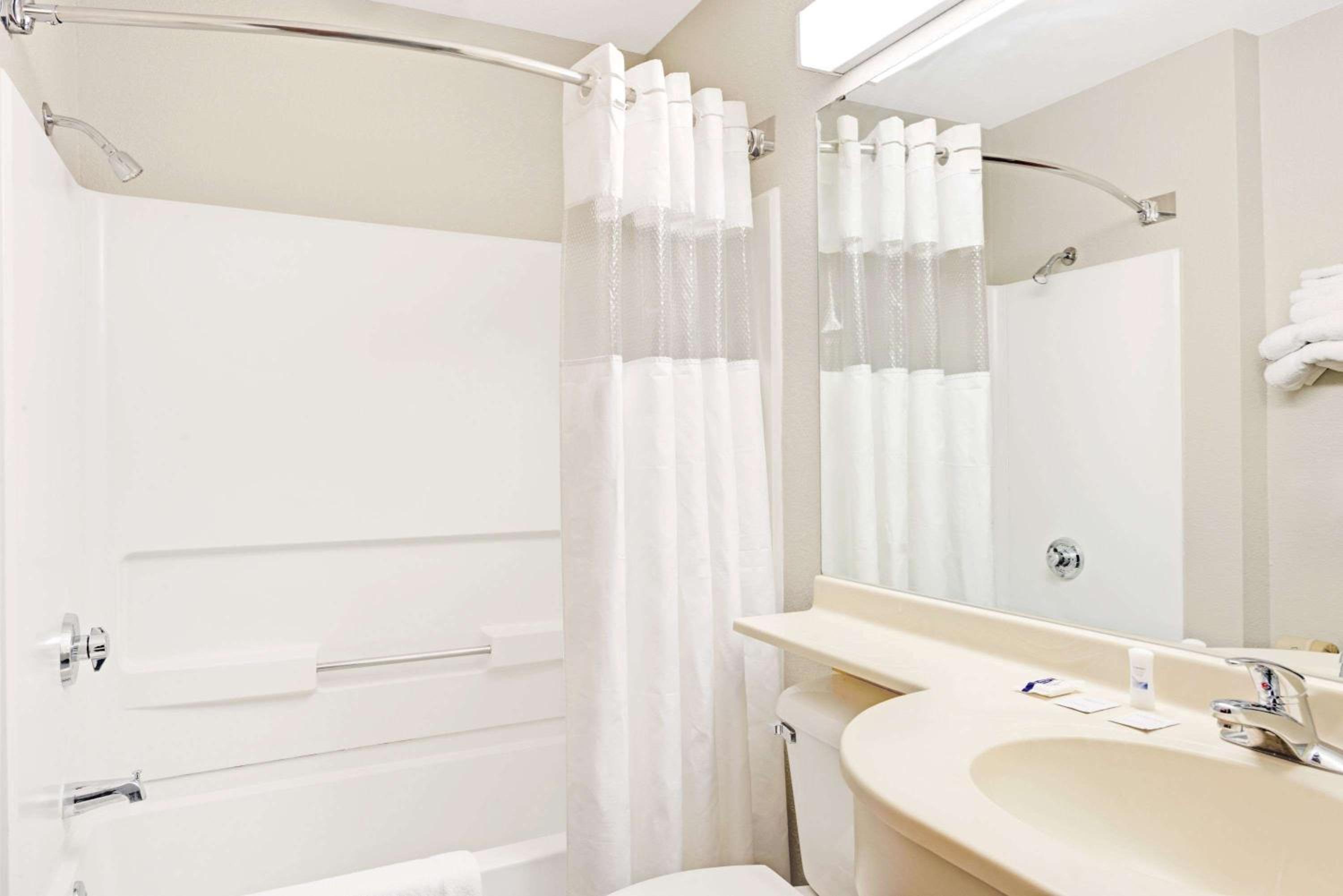 Queen Room - Non-Smoking/Pet Friendly - Photo 5