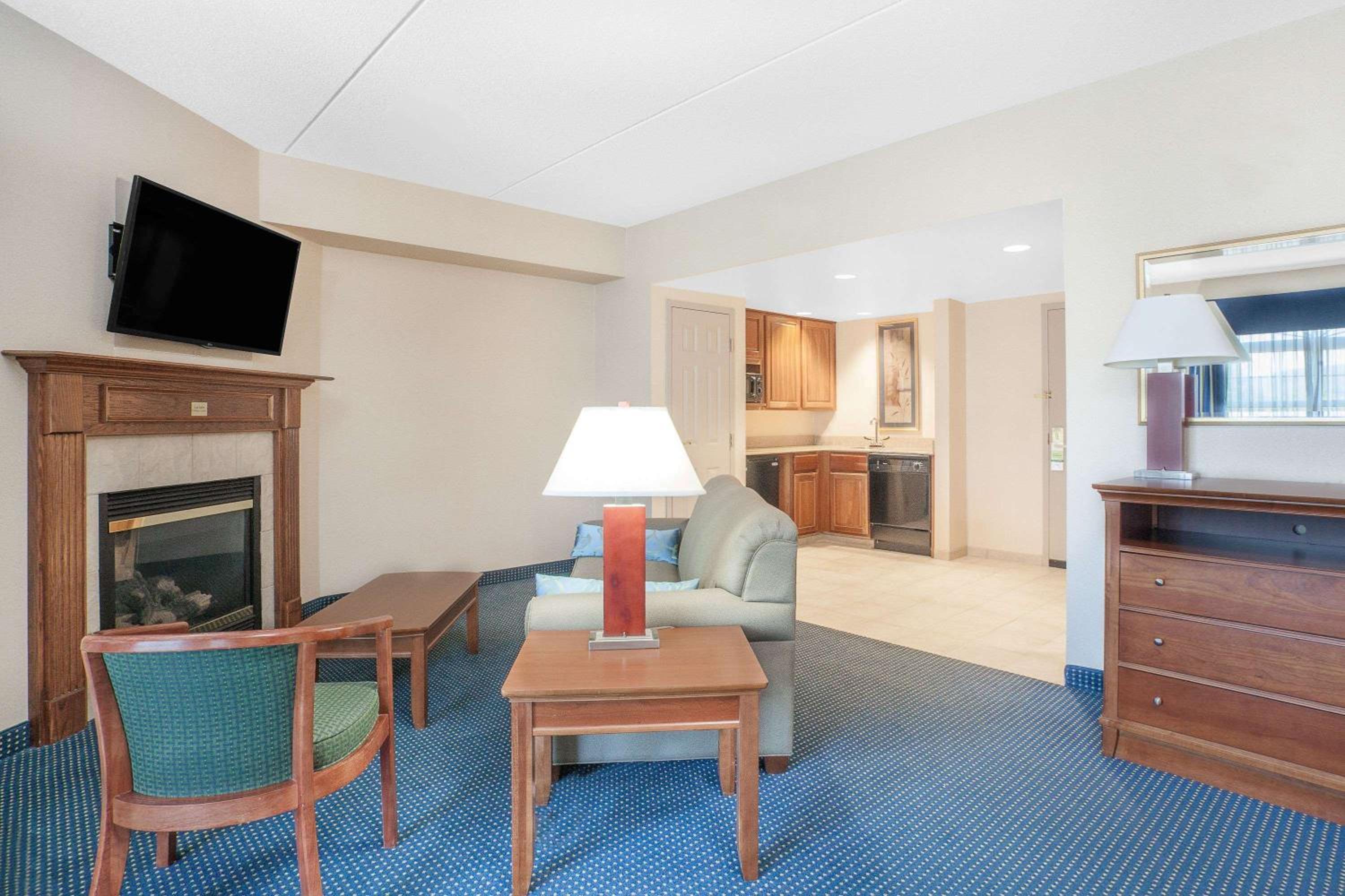 King Suite - Non-Smoking - Photo 7