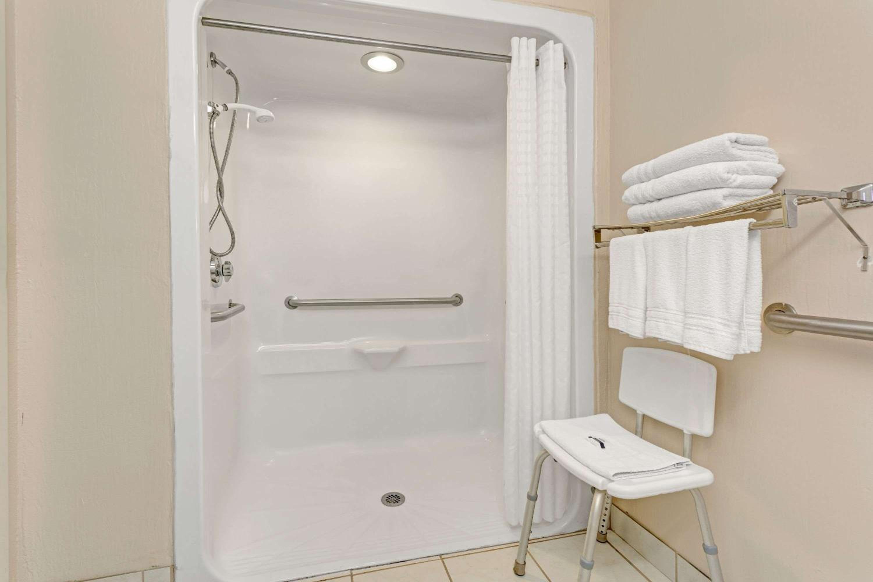 Deluxe Queen Room - Disability Access/Non-Smoking - Photo 3