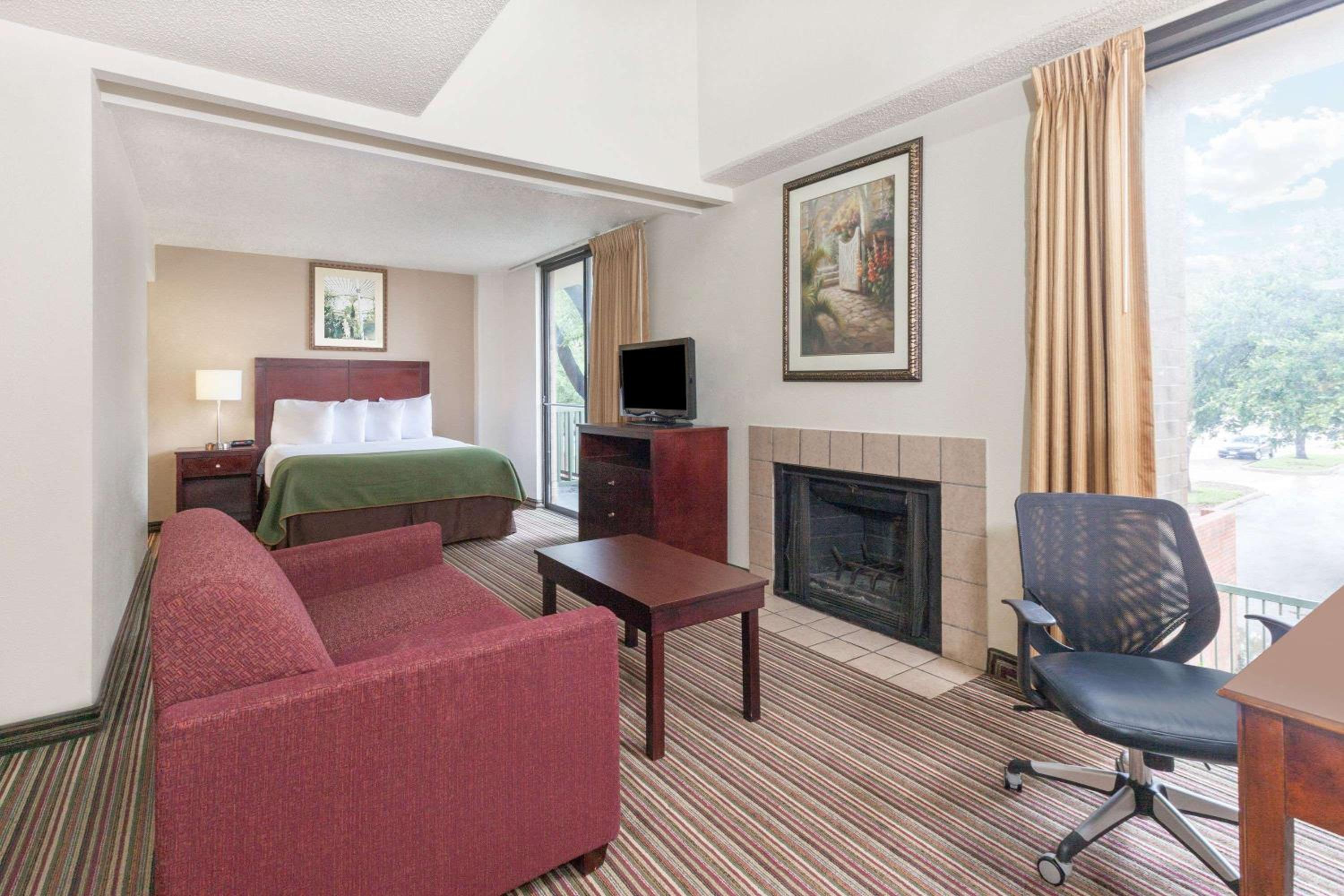 Loft Suite with One King and One Queen Bed - Smoking photo 2