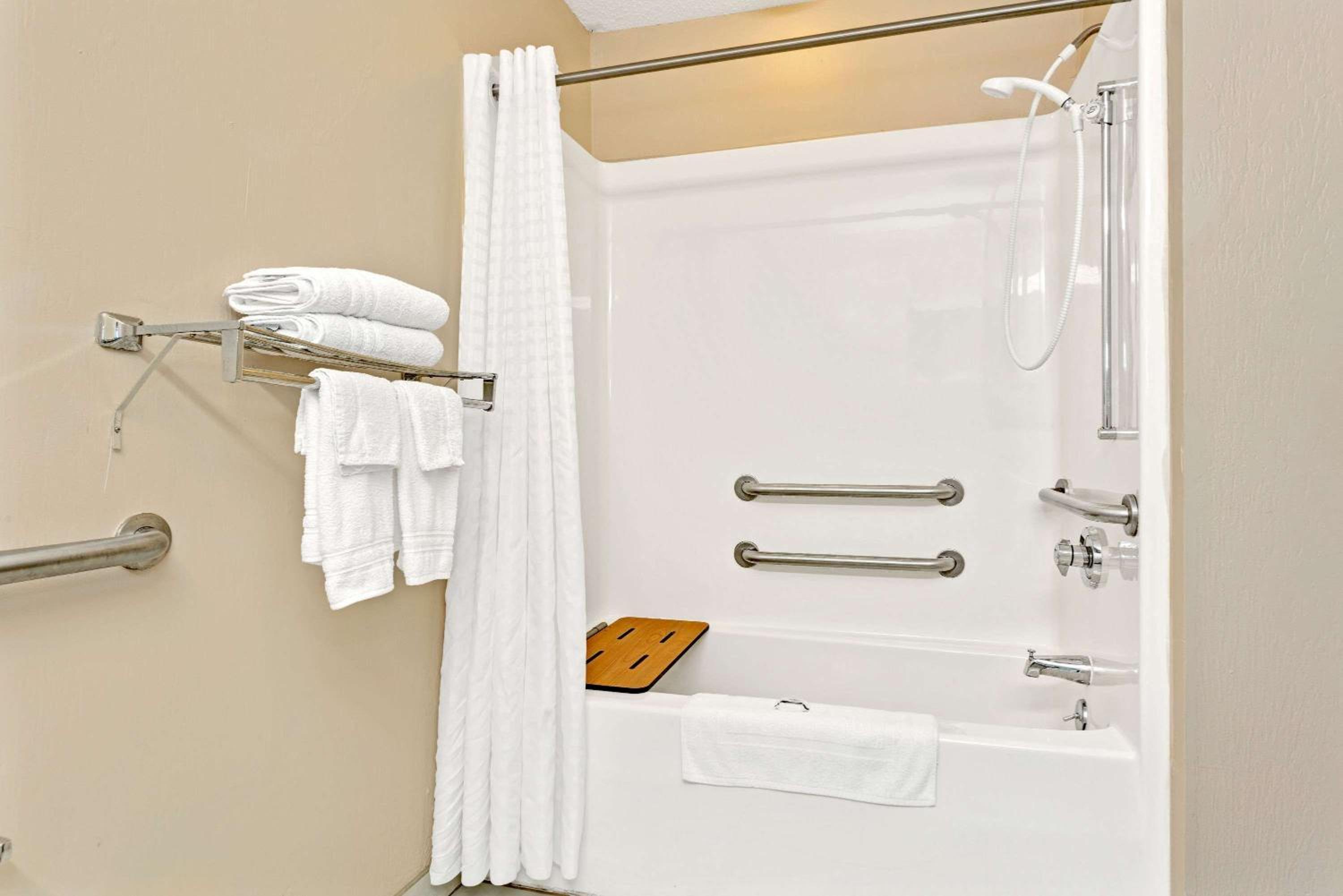 Deluxe Queen Room - Disability Access/Non-Smoking - Photo 2