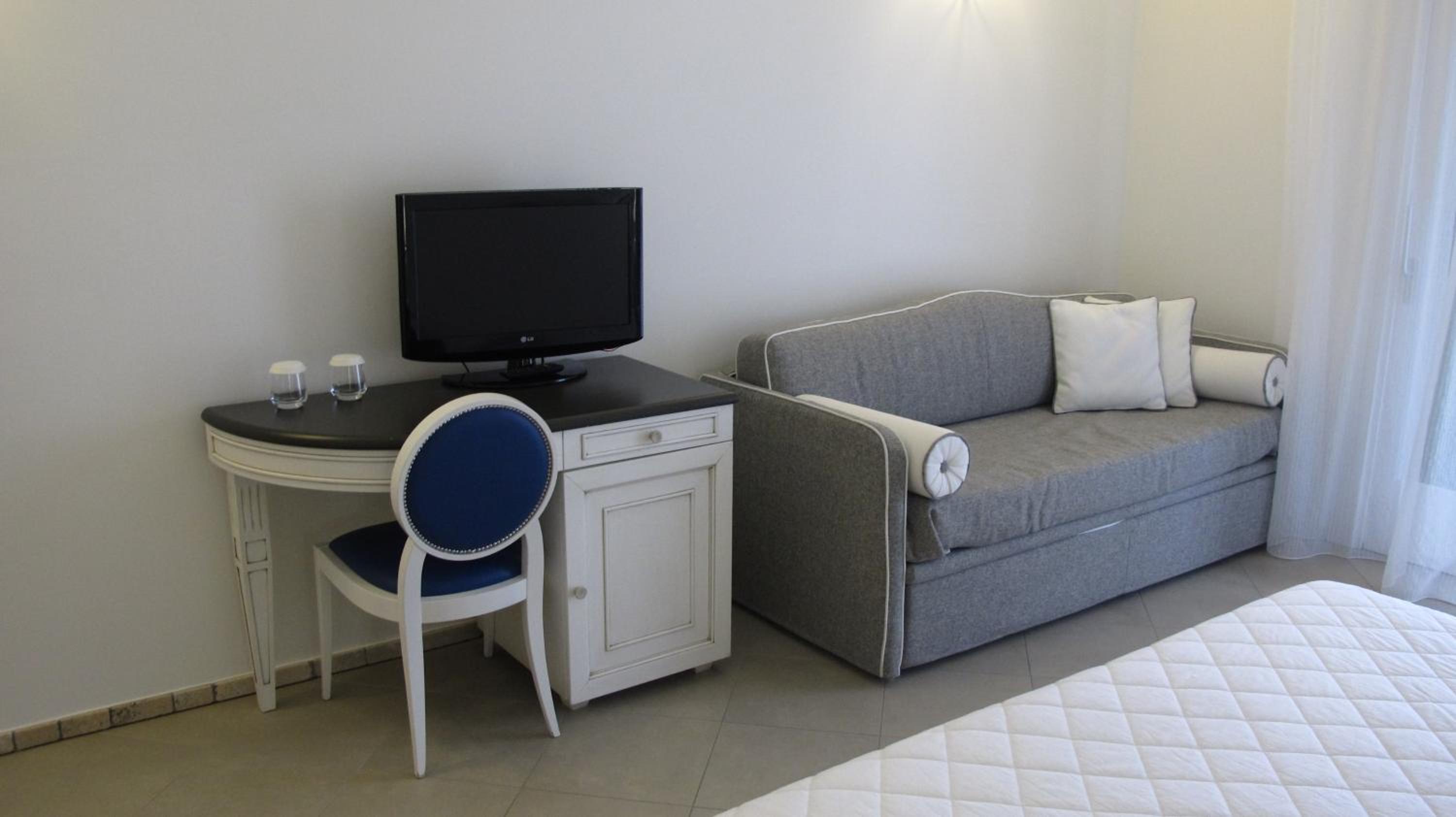 Classic Triple Room with Sea View - Photo 2