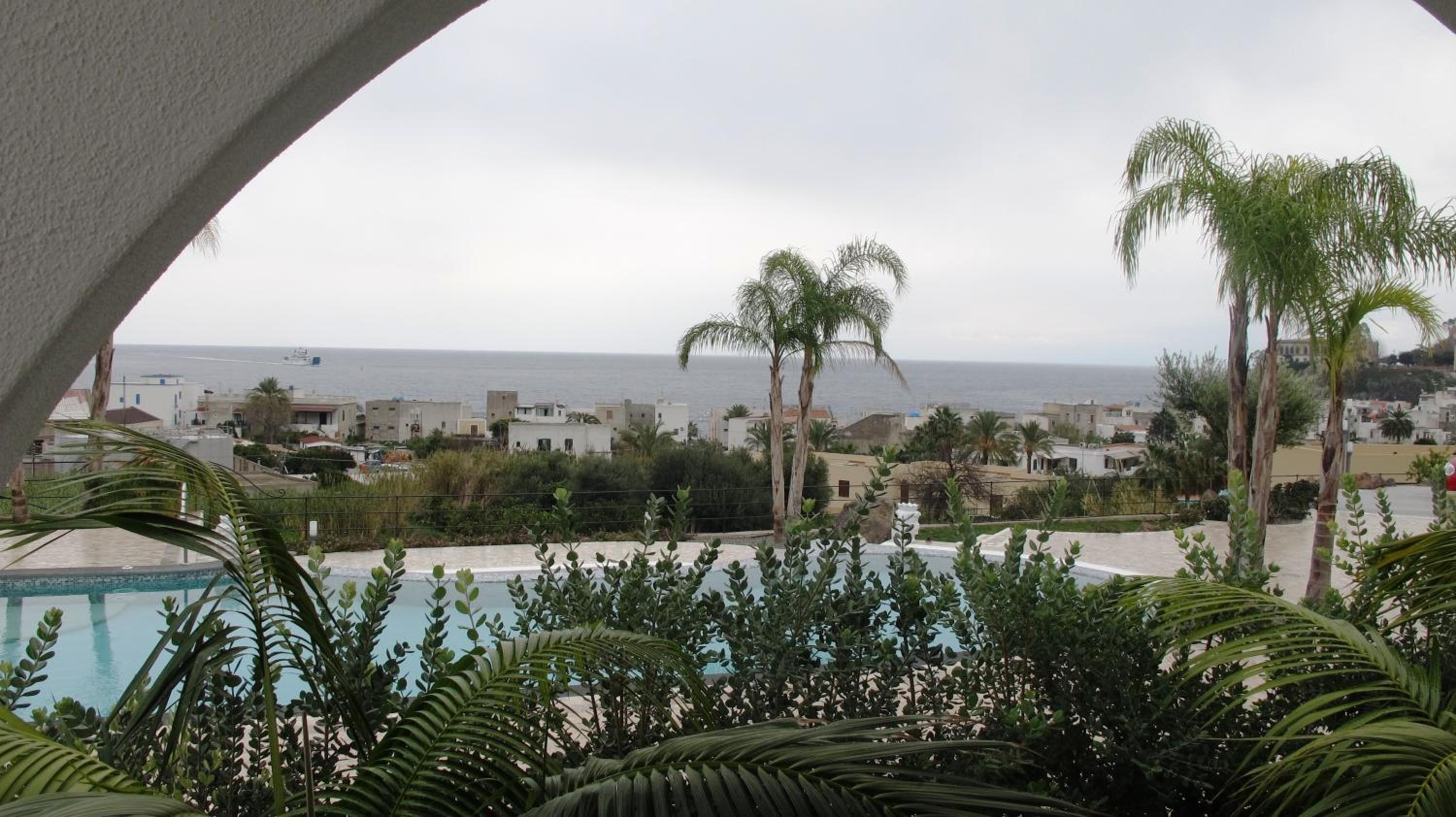 Classic Triple Room with Sea View - Photo 5