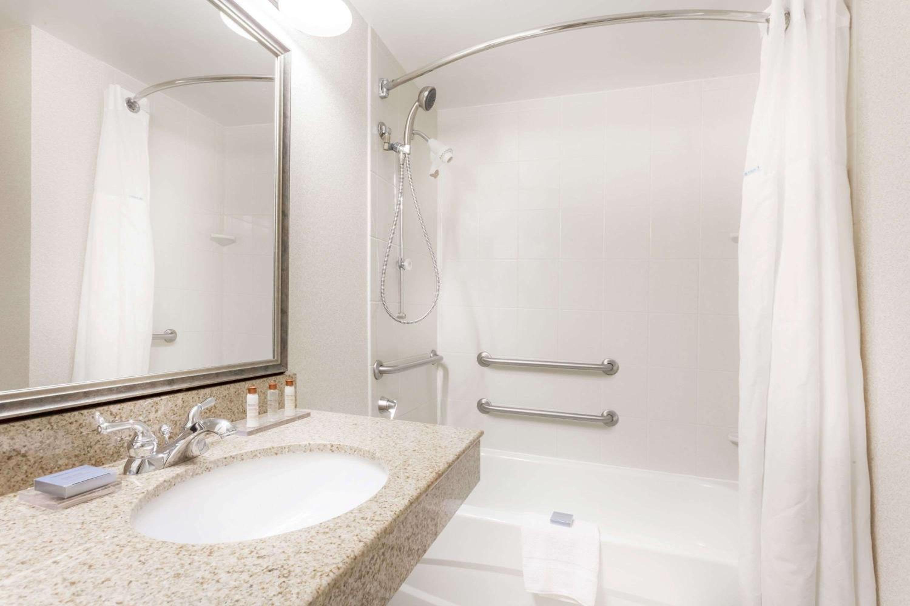 Queen Studio Suite - Mobility Access/Non-Smoking - Photo 6