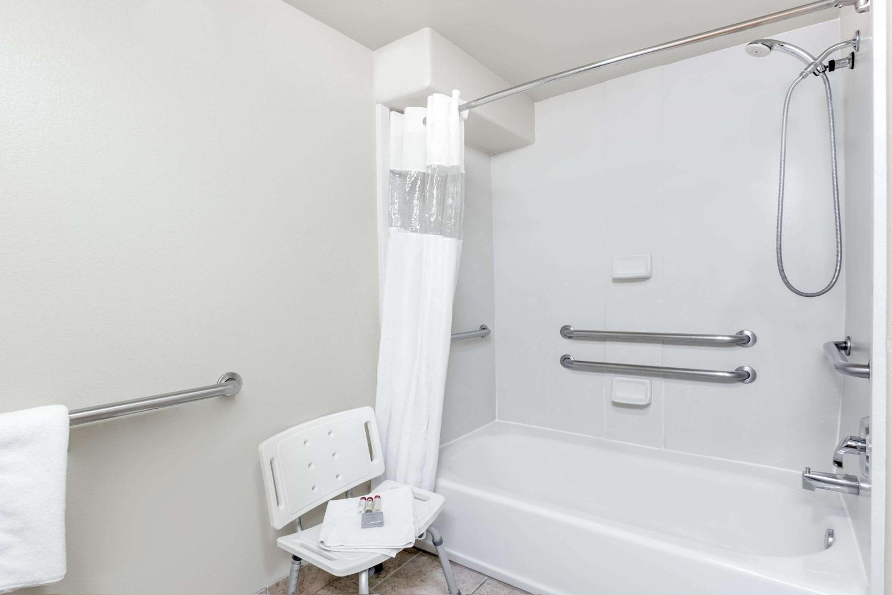 Queen Suite with Two Queen Beds - Disability Access - Non-Smoking - Photo 2