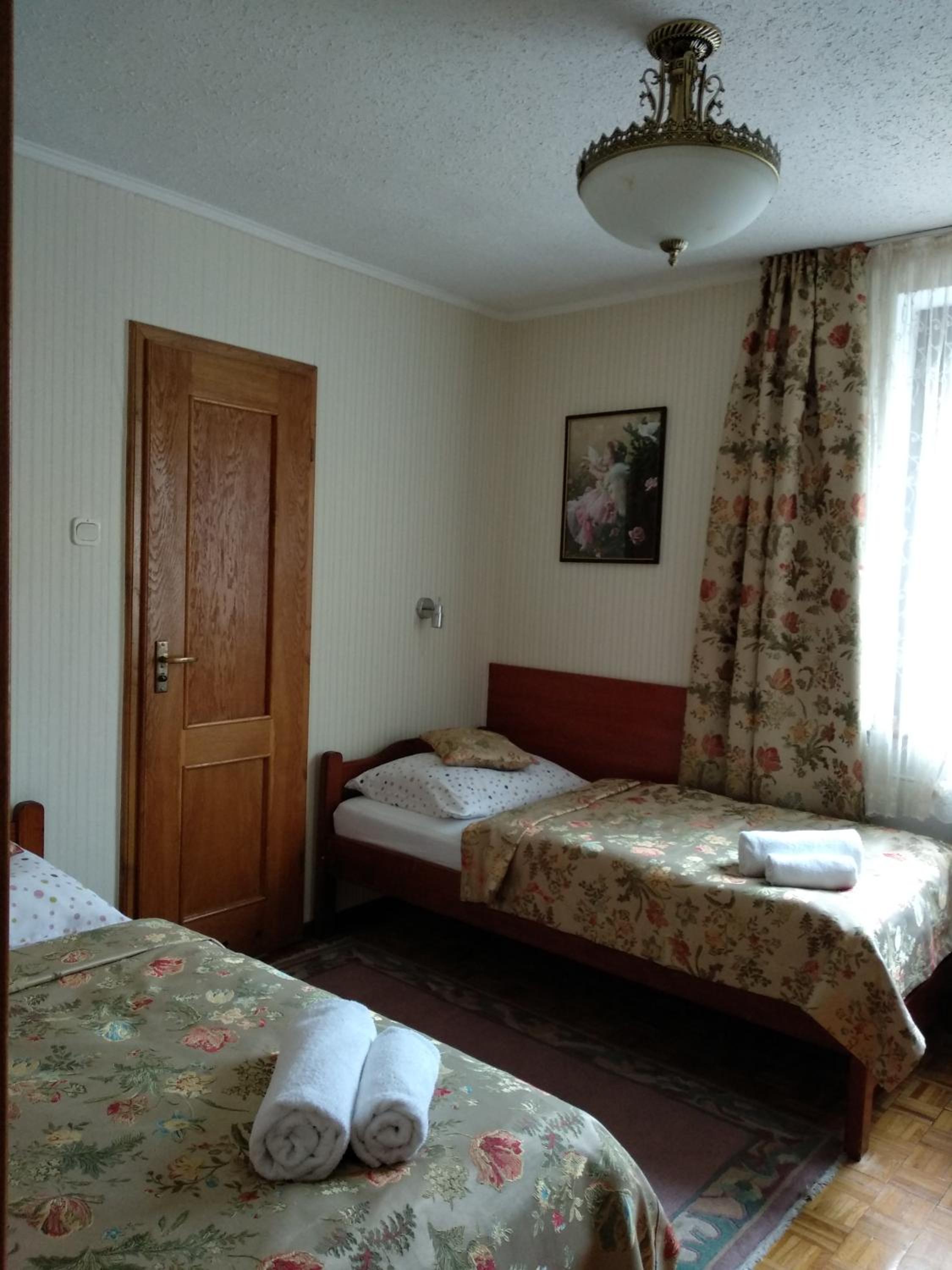 Twin Room with Bathroom - Photo 1