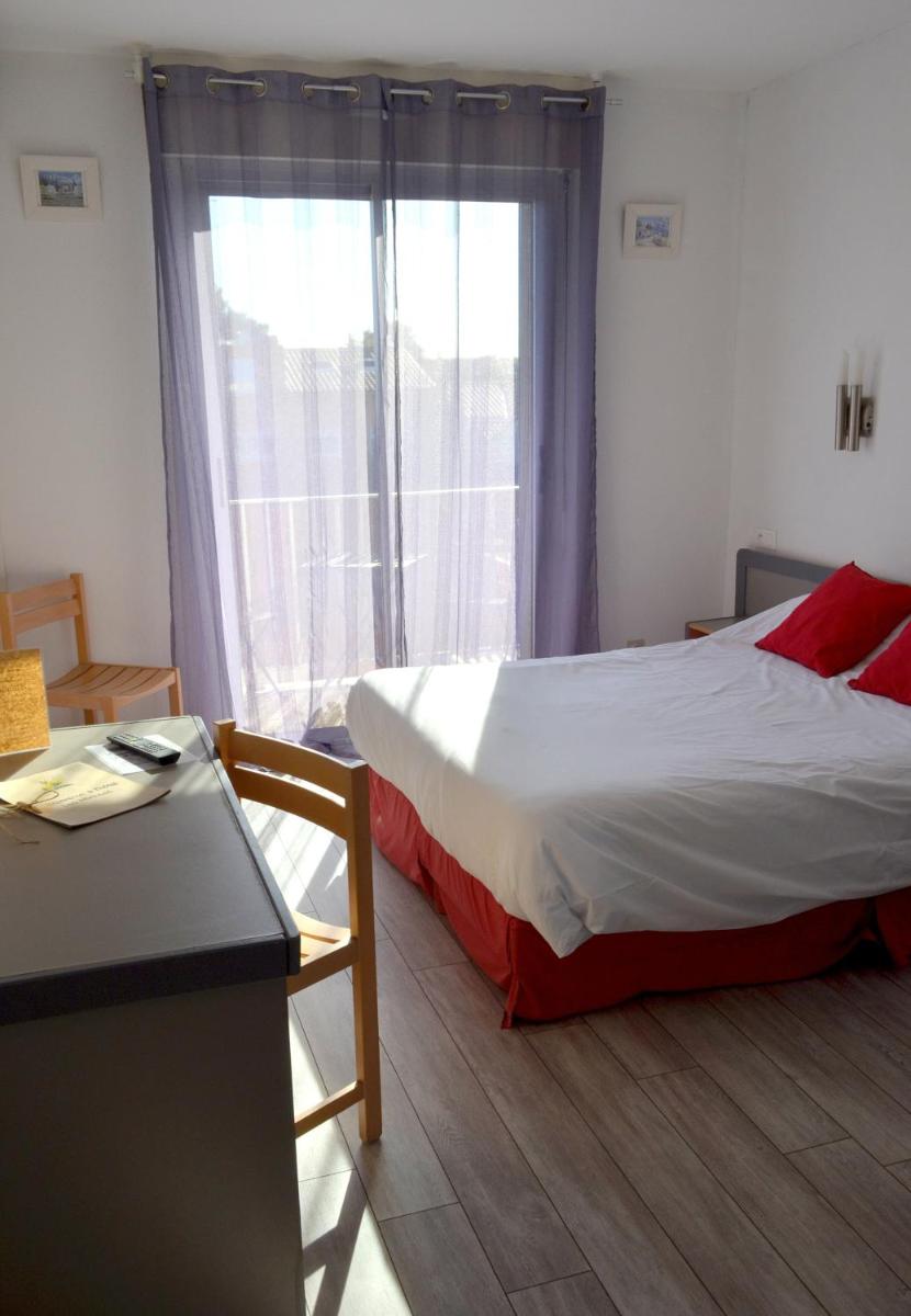 Comfort Double Room with Balcony and Air Conditioning - Courtyard side photo 2
