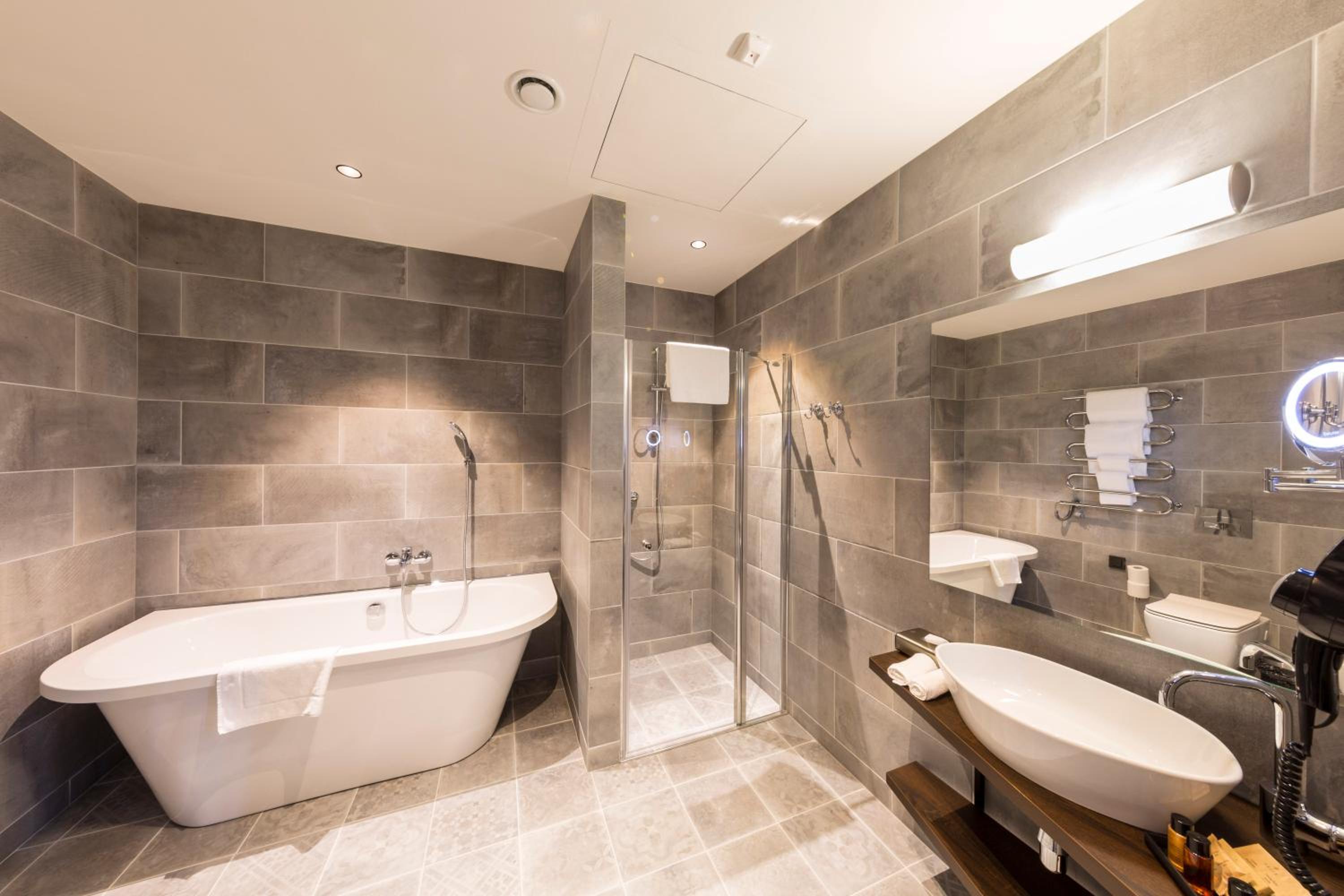 One-Bedroom Suite - Photo 2