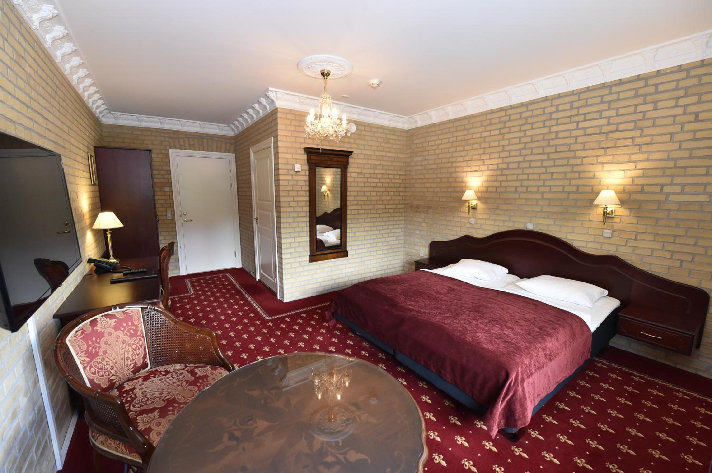 Standard Double or Twin Room - Photo 10