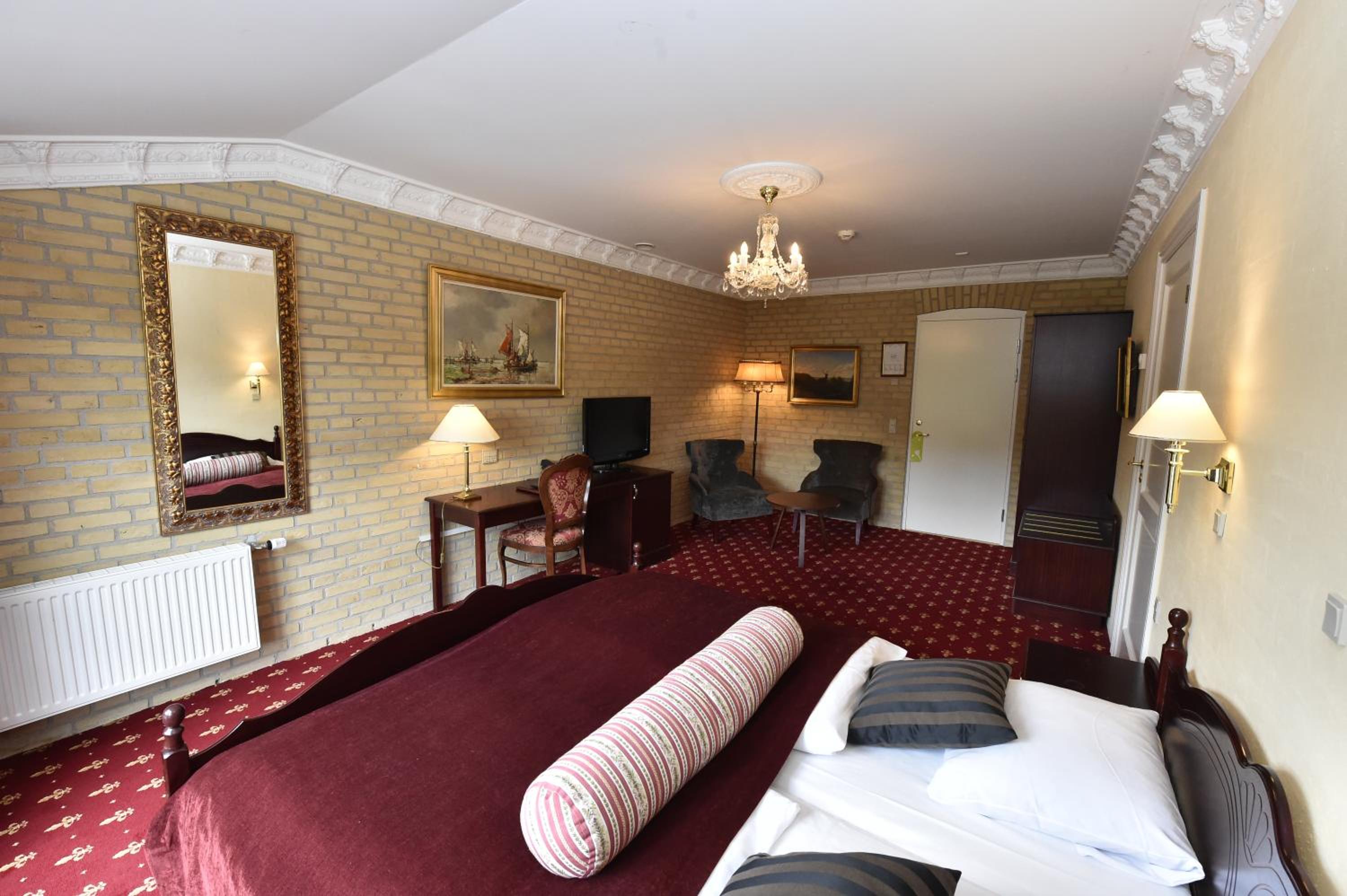 Standard Double or Twin Room - Photo 11