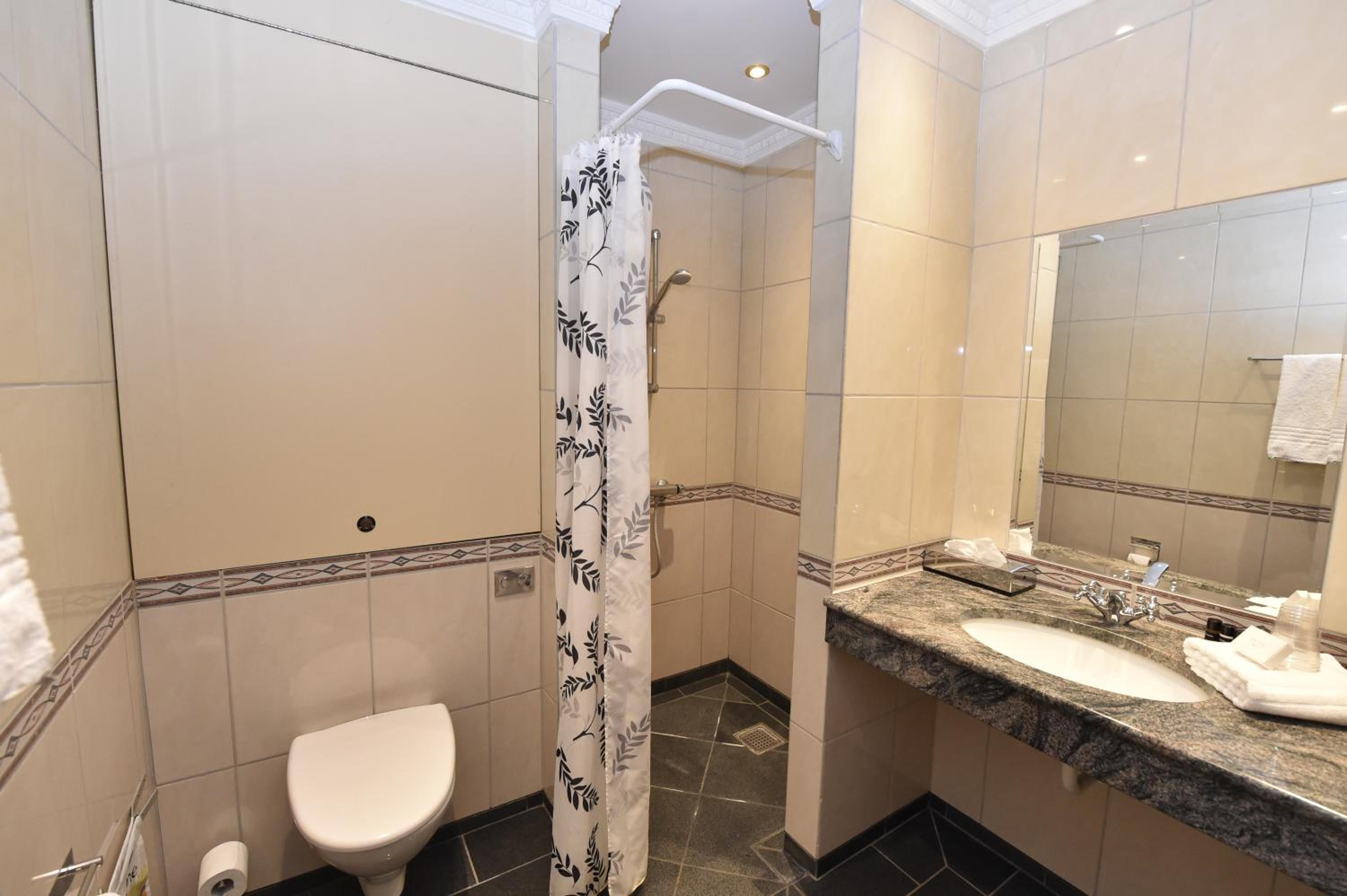 Standard Double or Twin Room - Photo 8