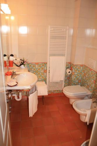 Triple Room with Lake View - Photo 3