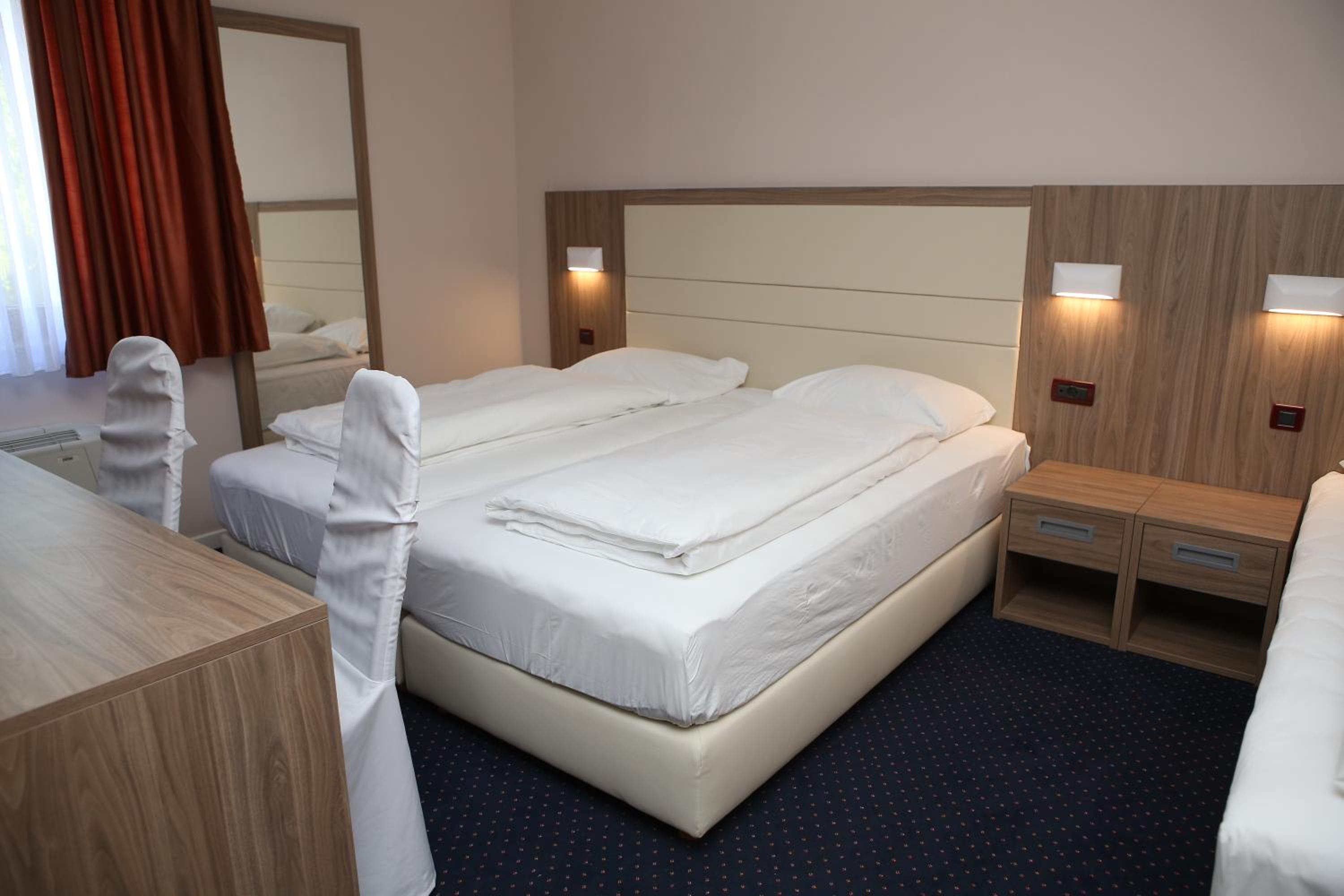 Triple Room - Photo 9