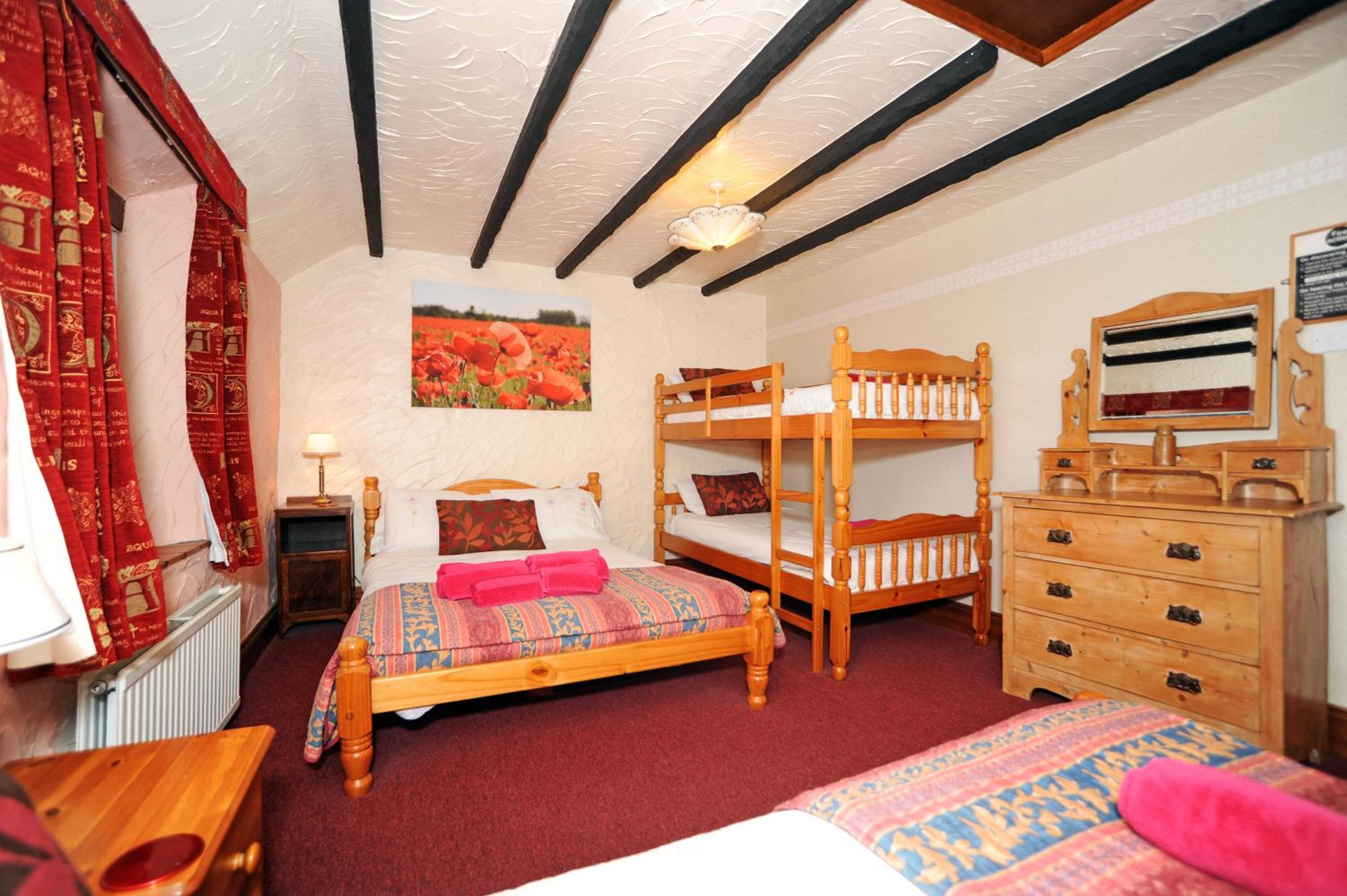 Family Room (2 Adults + 1 Child) - Photo 4