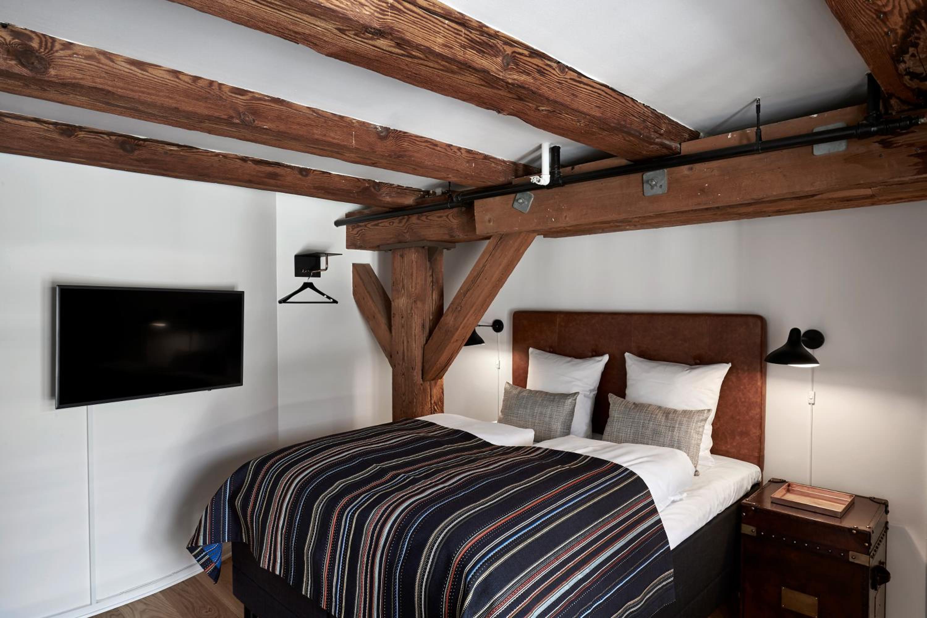 Executive Double Room thumbnail 5