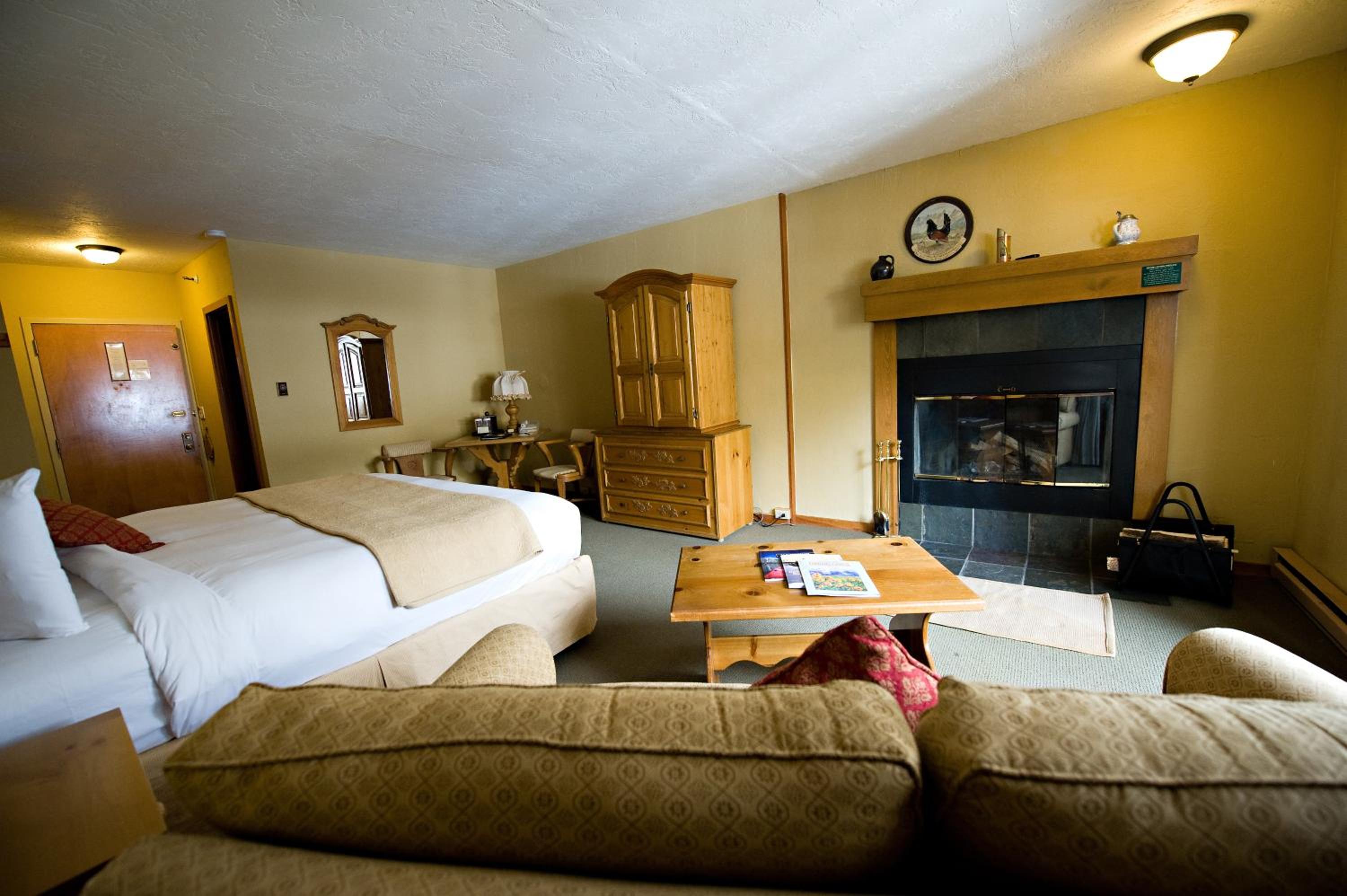 Alpine King Room with Fireplace photo 1