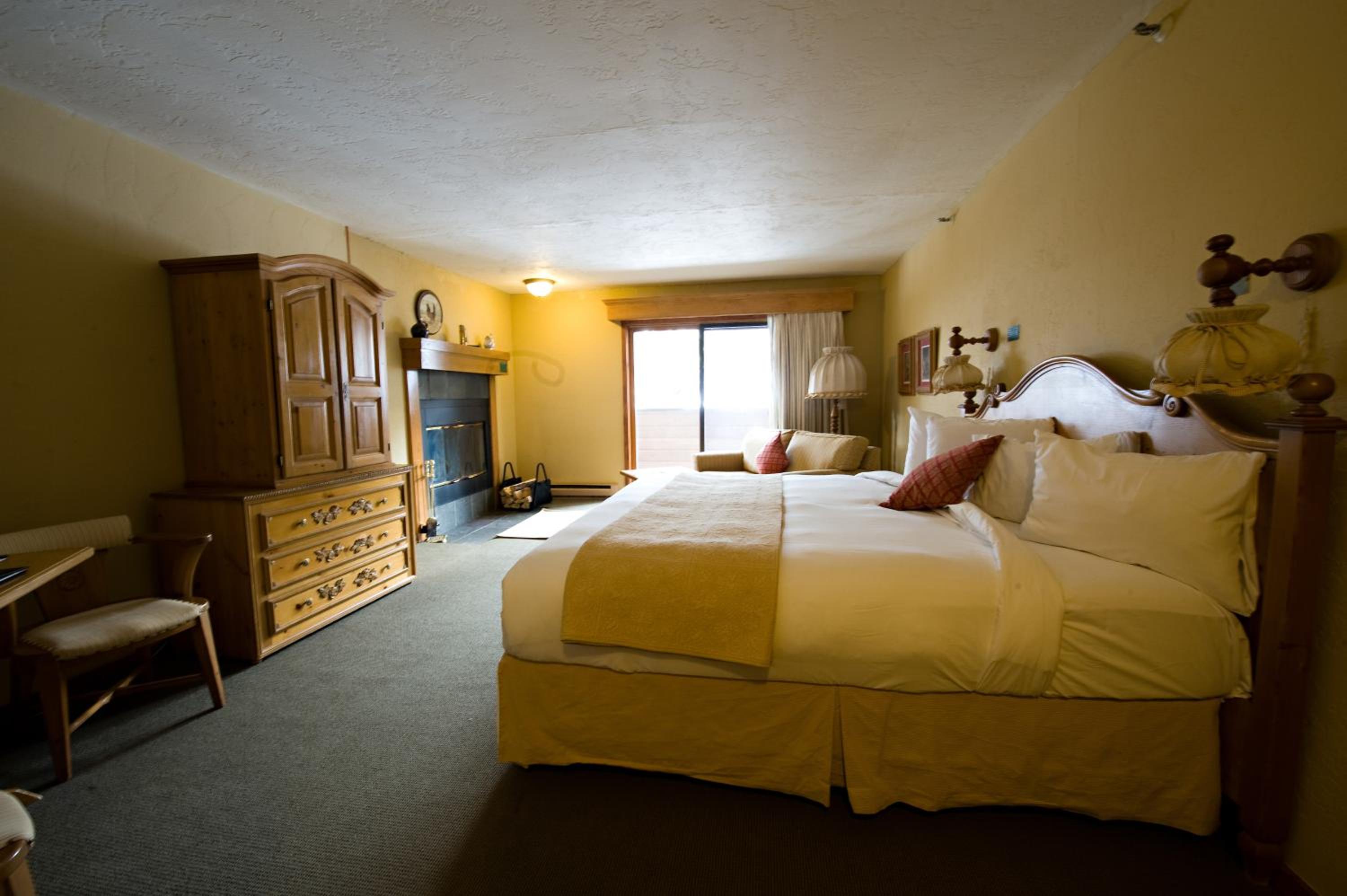 Alpine King Room with Fireplace photo 2