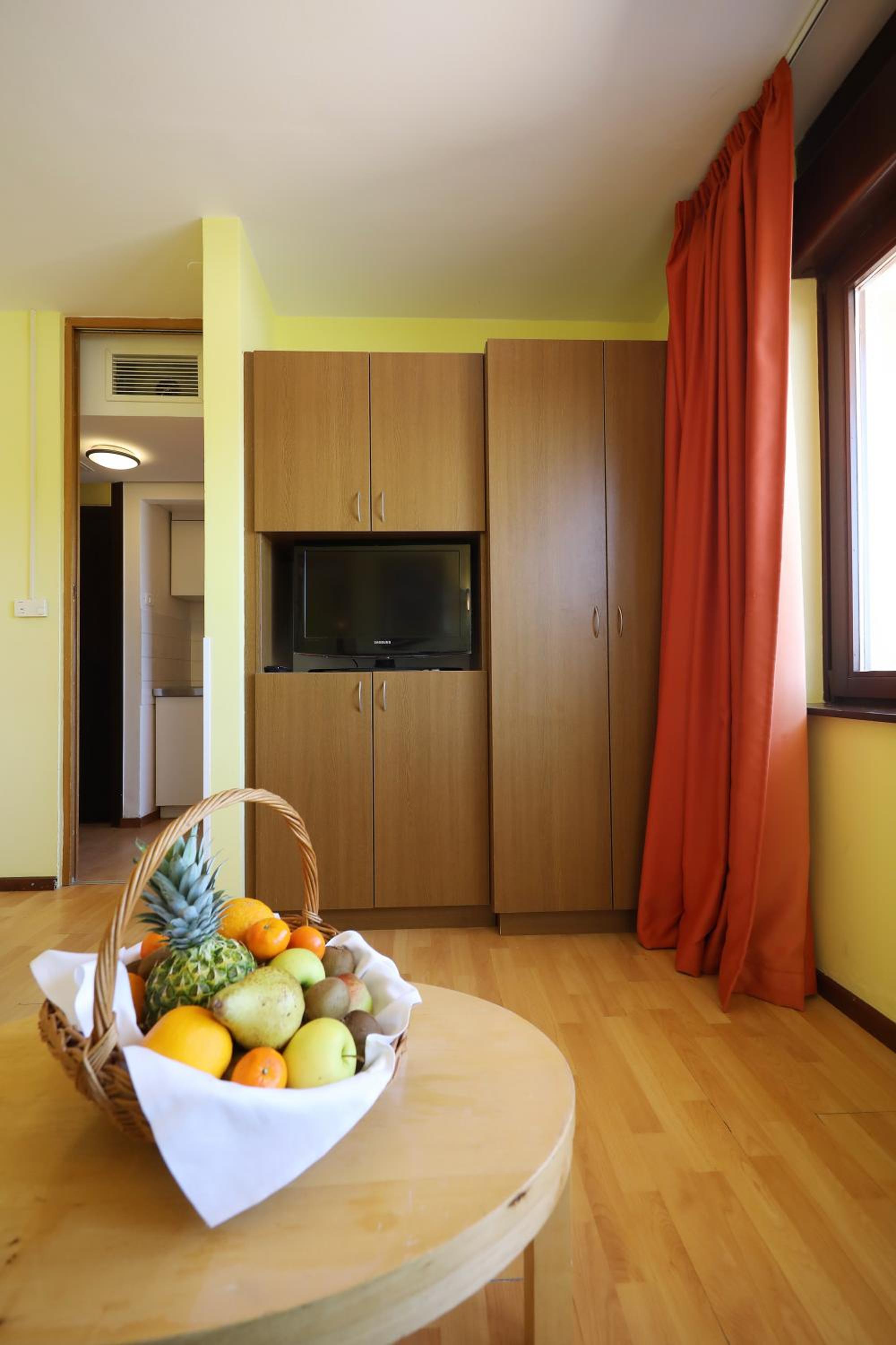 Family Room with Side Sea View - Photo 5