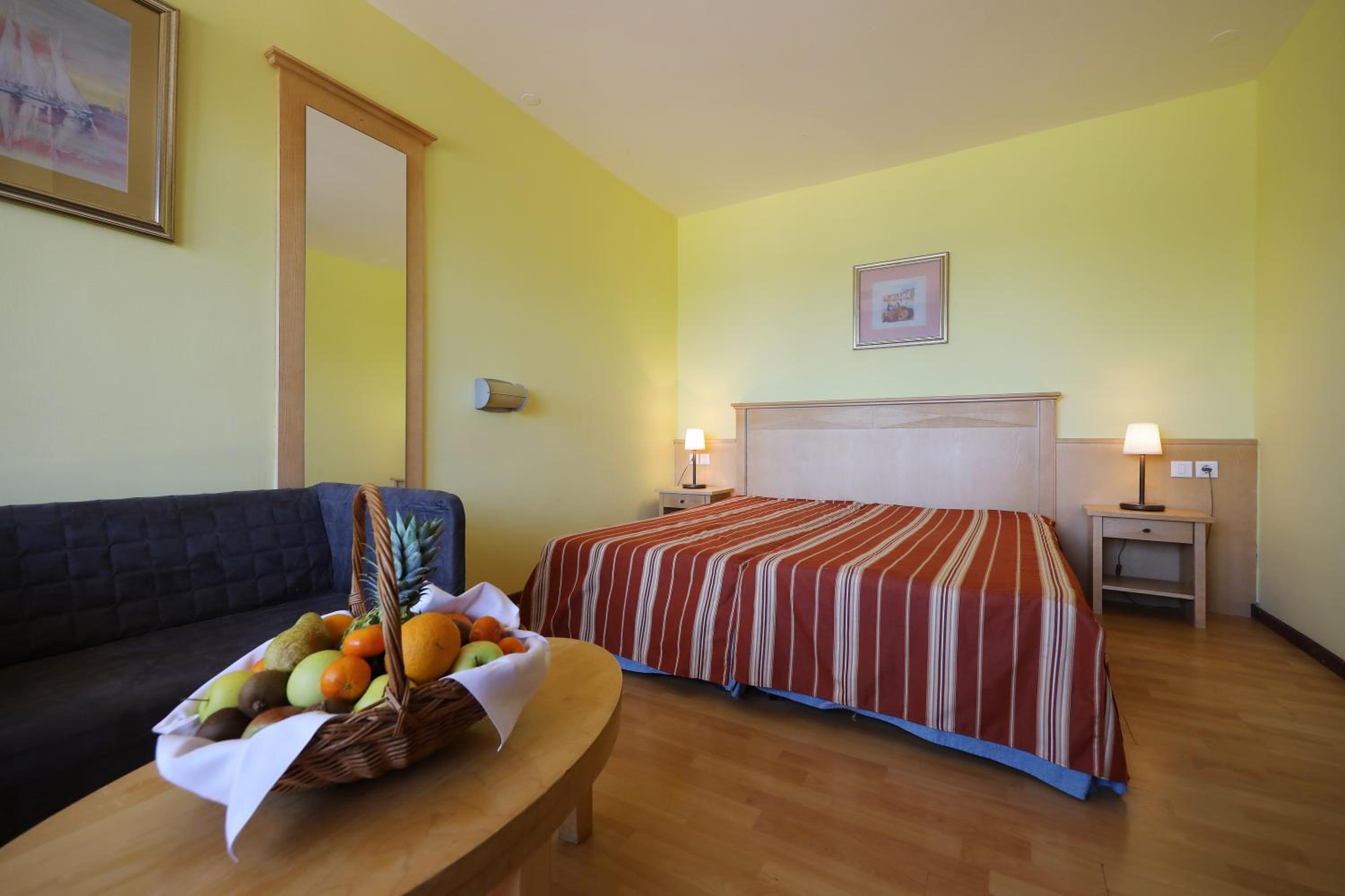 Family Room with Side Sea View - Photo 4