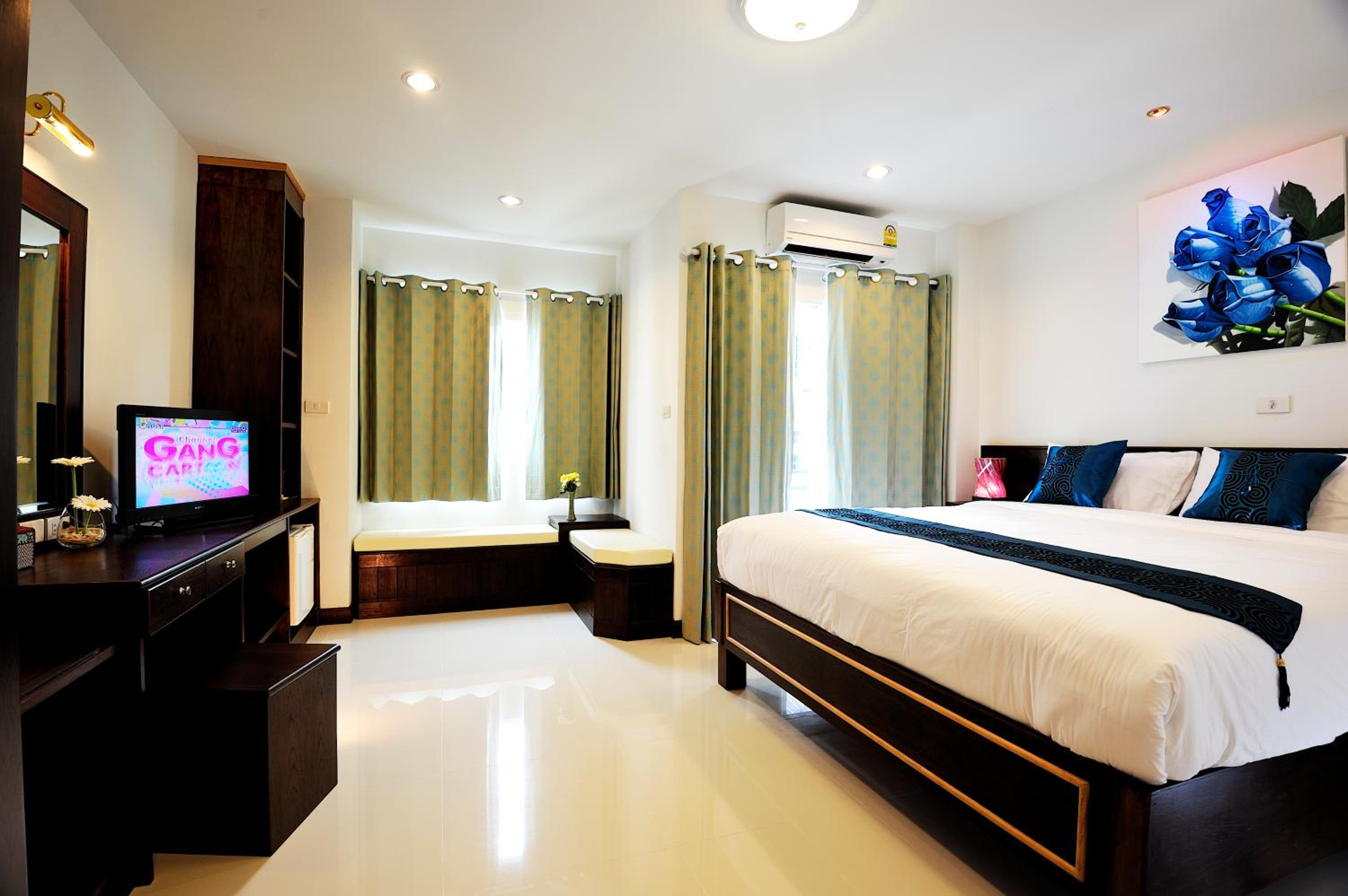 Deluxe King Room - Photo 13
