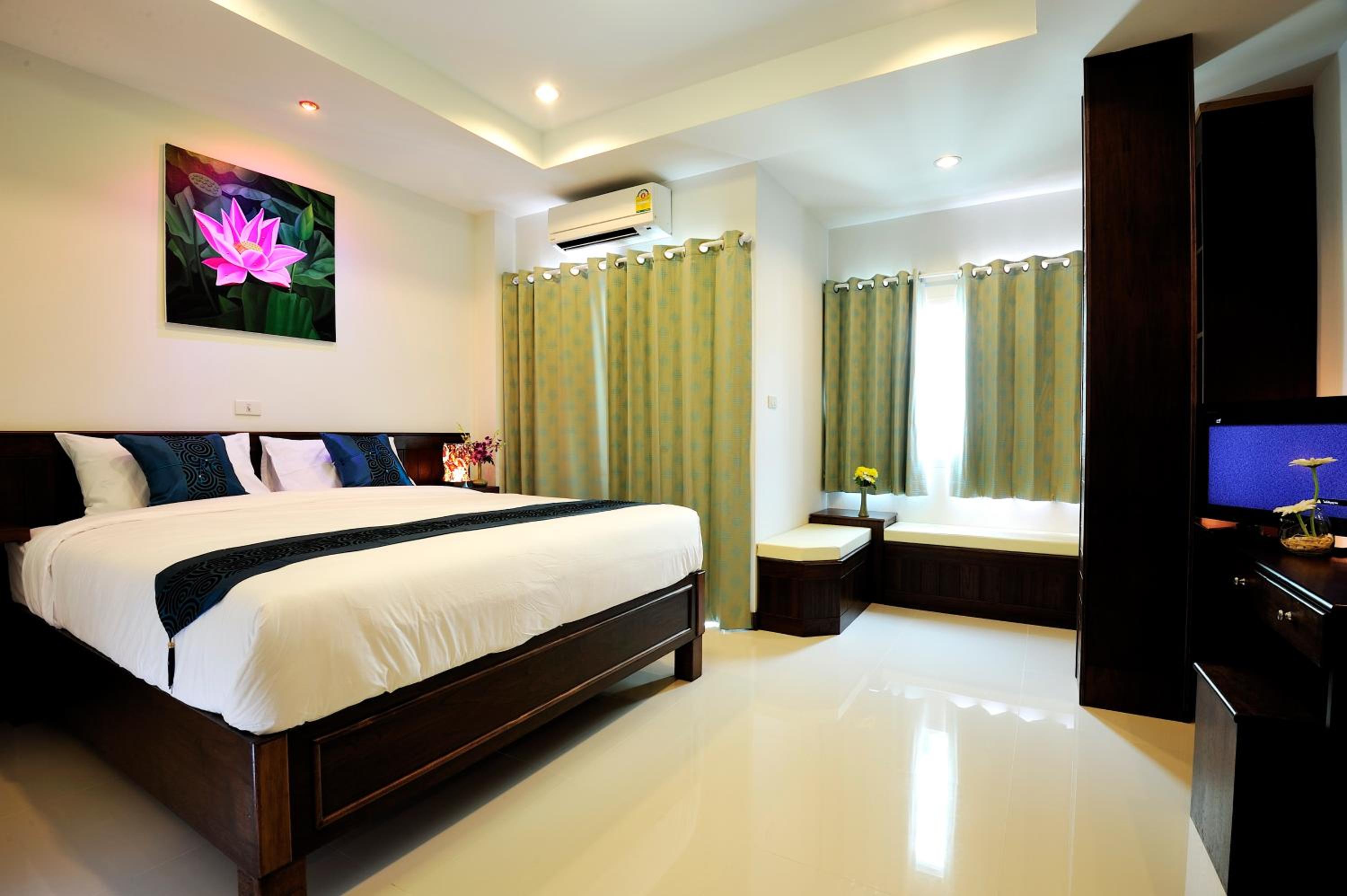 Deluxe King Room - Photo 9