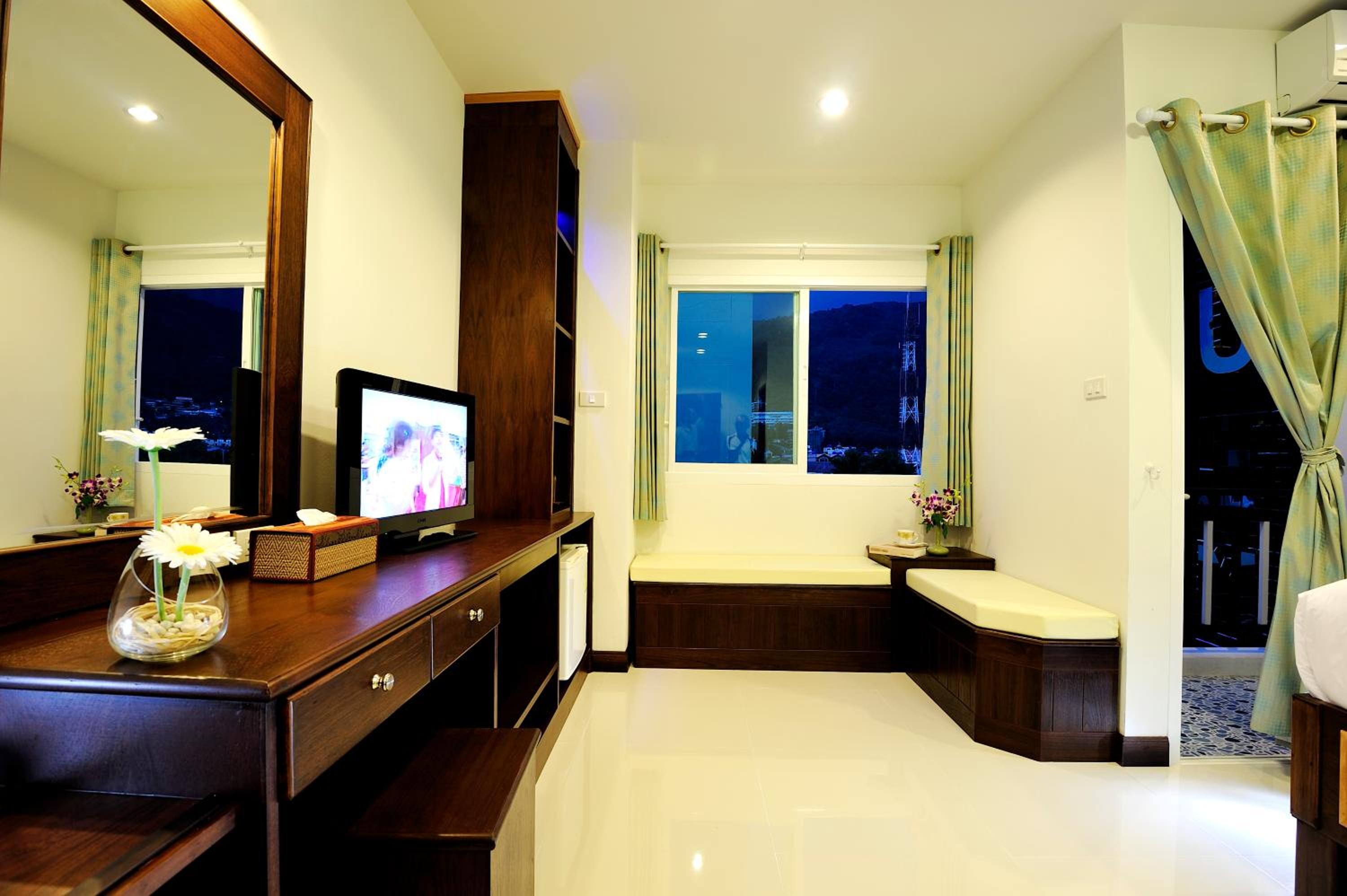 Deluxe King Room - Photo 7
