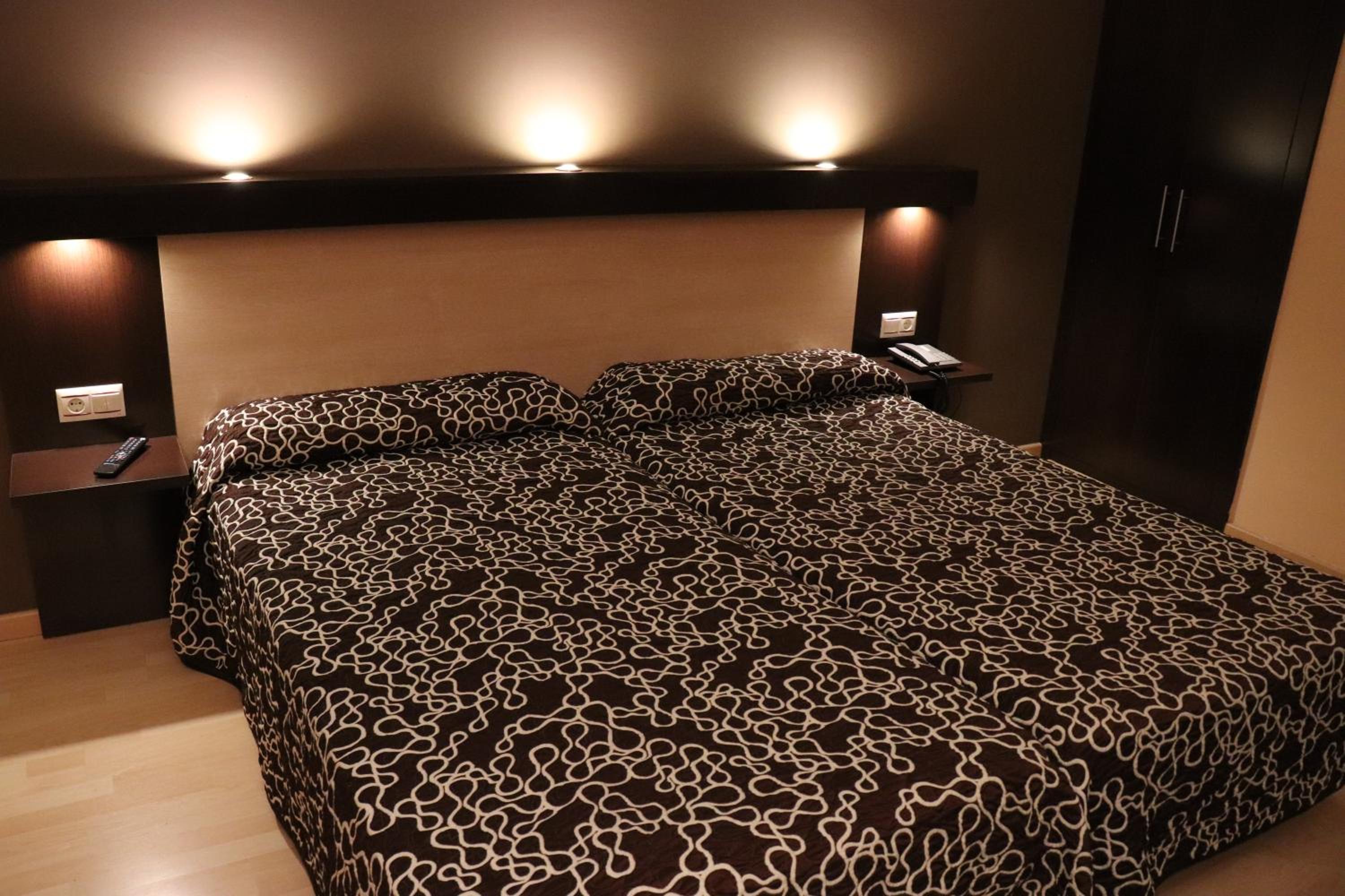 Double or Twin Room - Photo 5