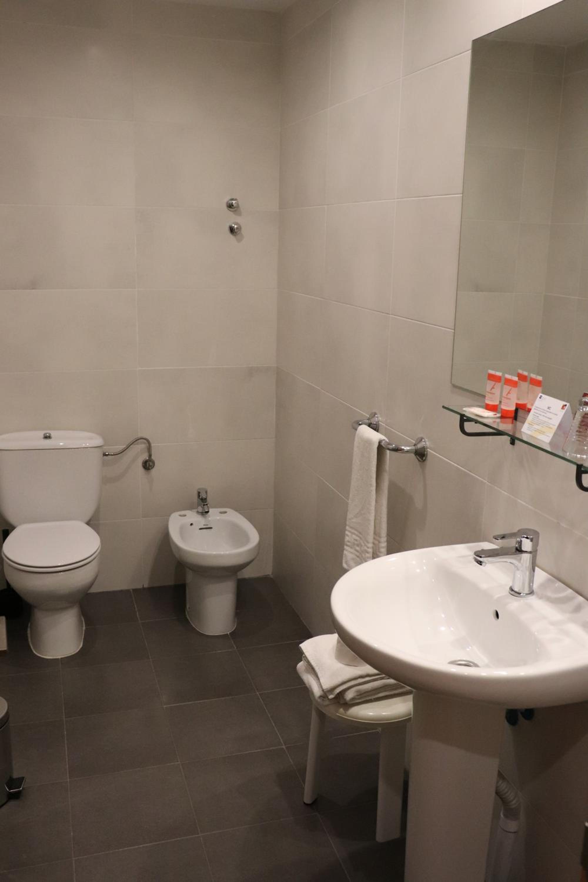 Double or Twin Room - Photo 4