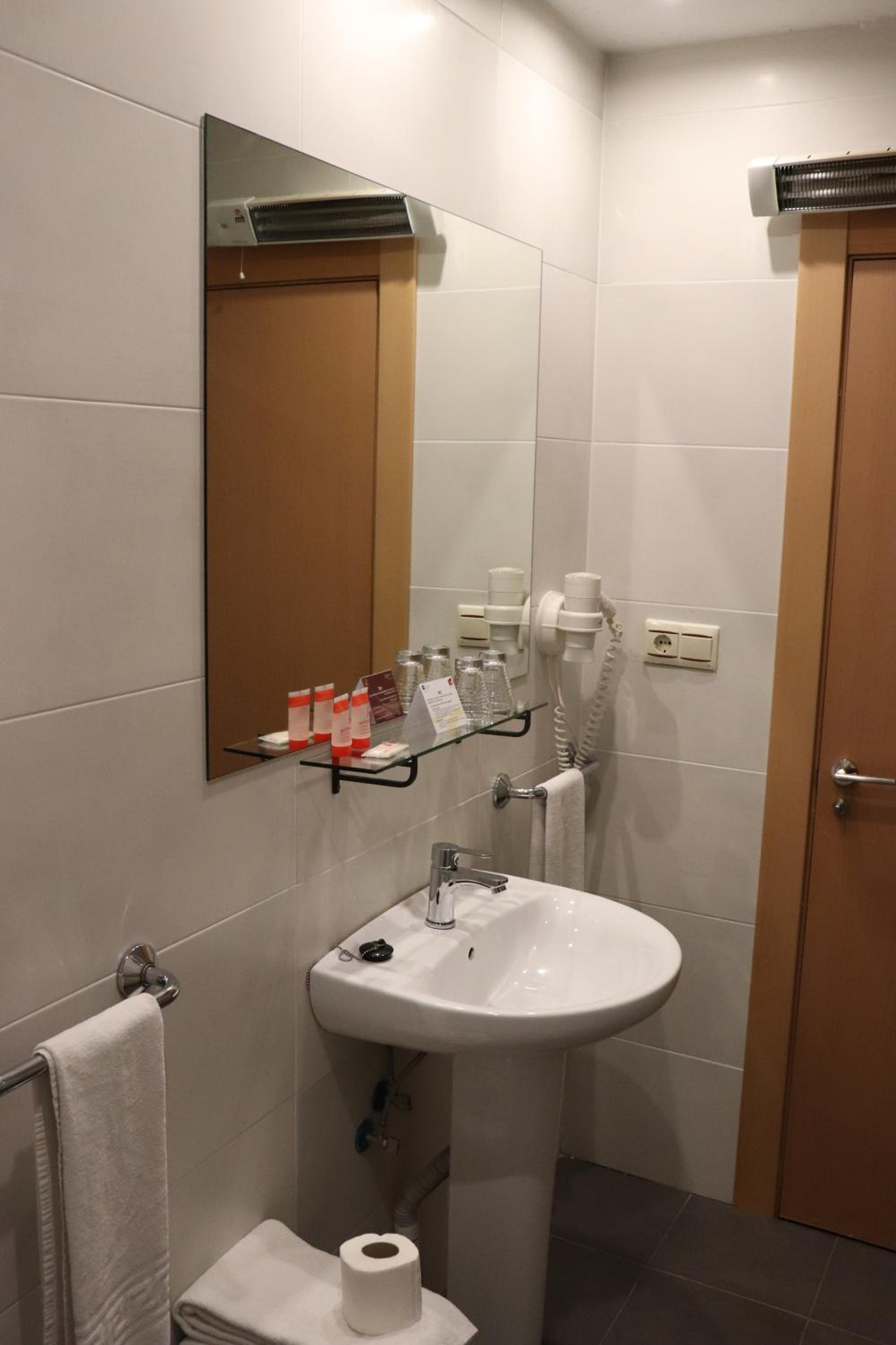 Double or Twin Room - Photo 10