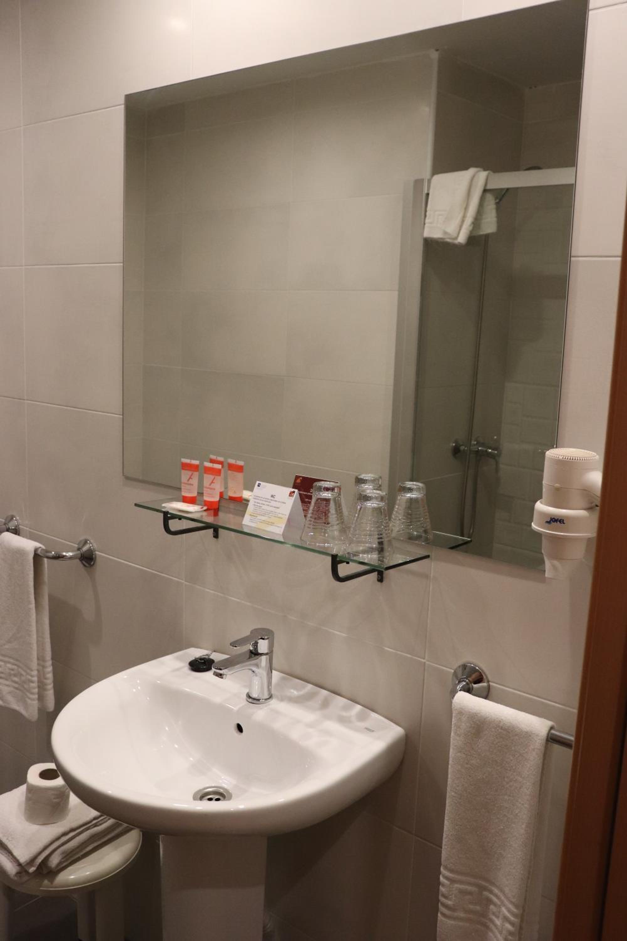 Double or Twin Room - Photo 8