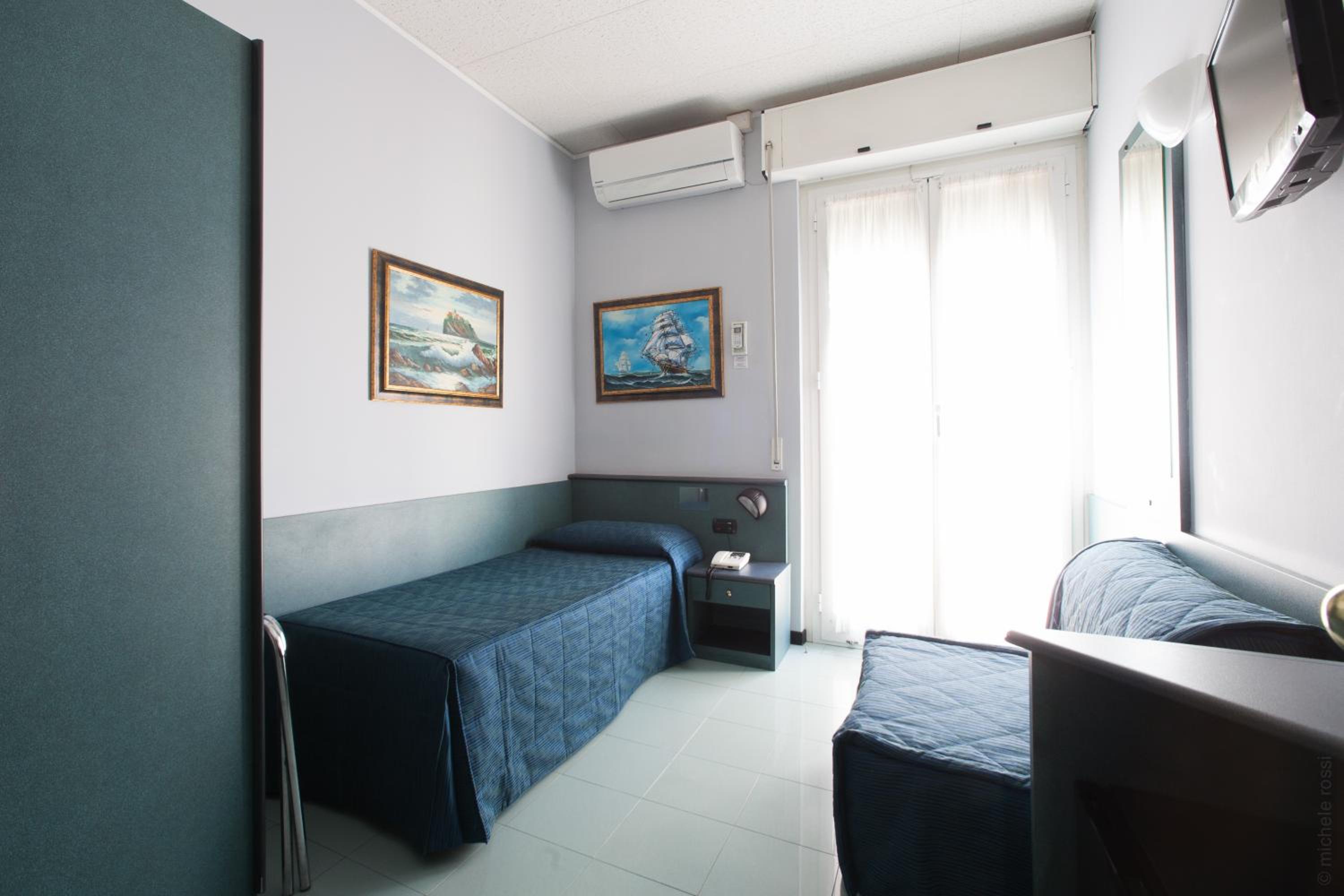 Small Single Room photo 3