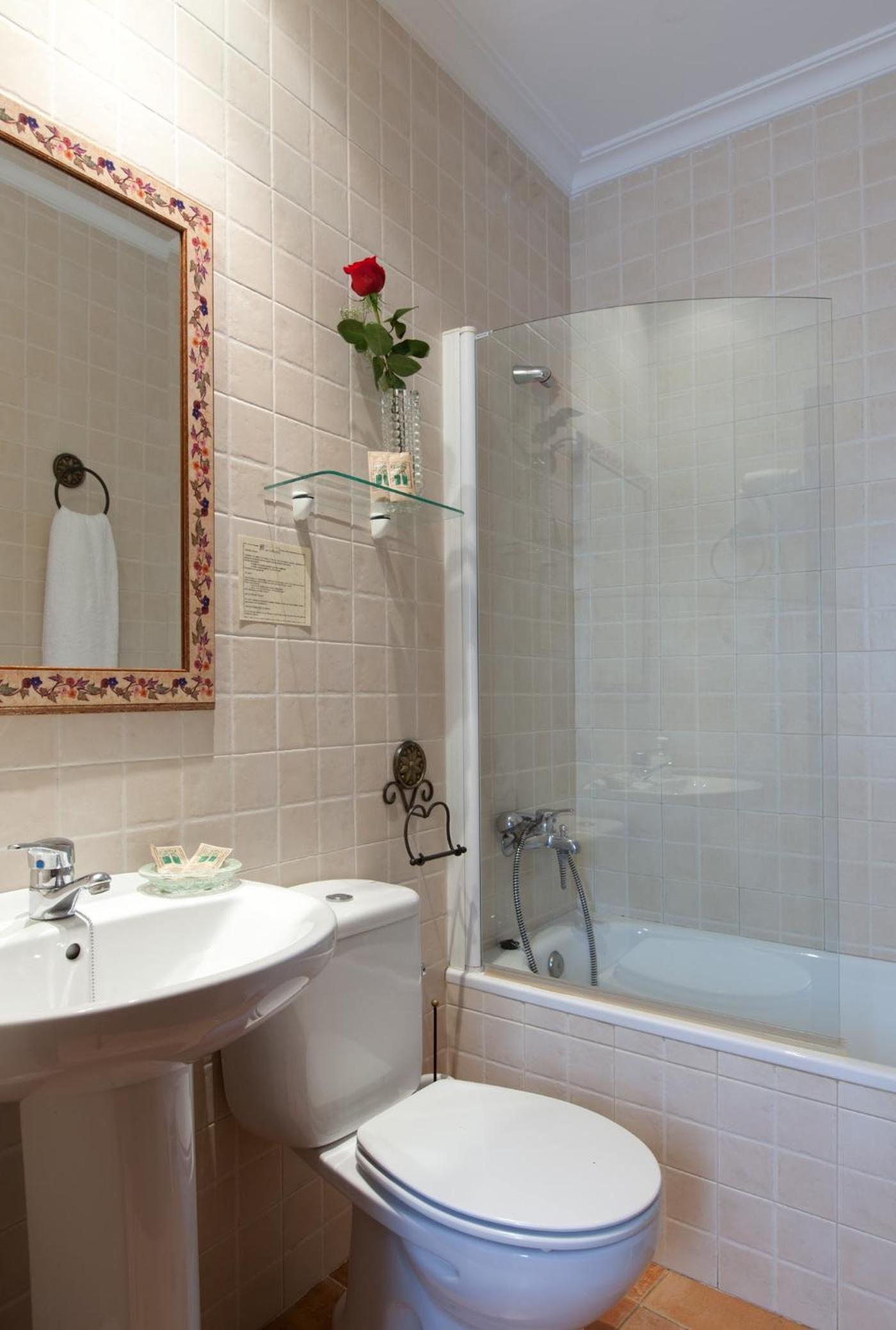 Double or Twin Room - Photo 11